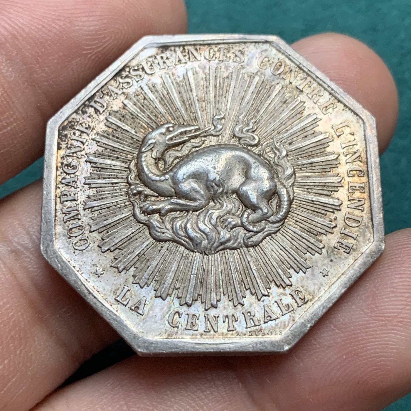 《竞宝斋》八角代币+章牌专场！第182场-周日，周一，周二 3场 (全场包邮) 法国中央保险公司八角银质jeton，小名誉品放射龙，19.96g，34.6mm，丰饶角边铭，五彩包浆