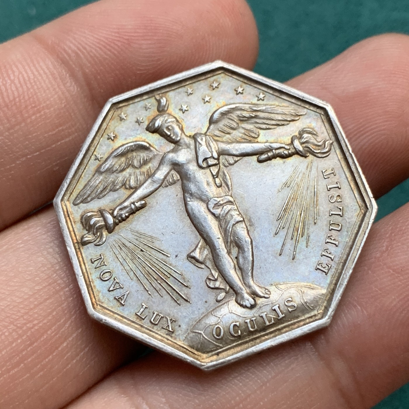 《竞宝斋》八角代币+章牌专场！第182场-周日，周一，周二 3场 (全场包邮) 法国1832-1841燃气照明公司八角银质代币，14.85g，32.3mm，油灯边铭，金黄包浆，少见品种