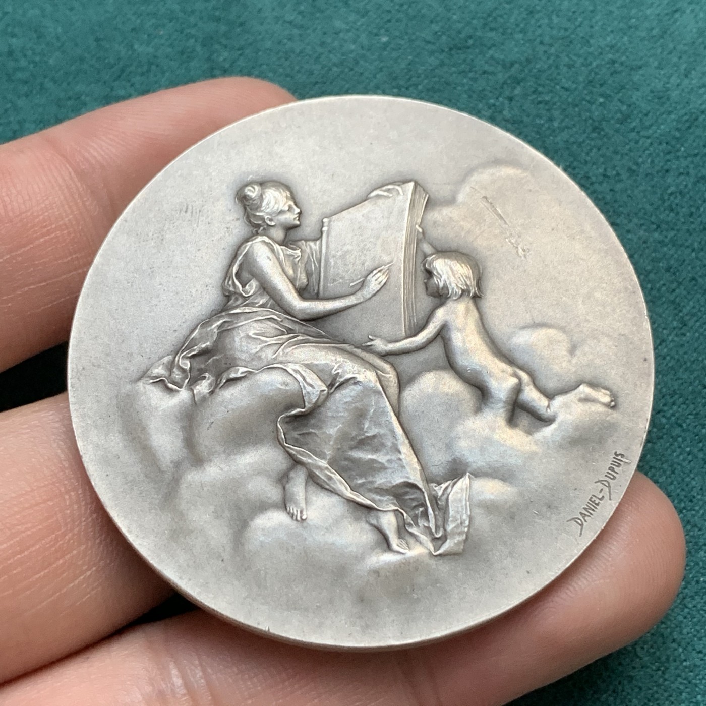 《竞宝斋》八角代币+章牌专场！第182场-周日，周一，周二 3场 (全场包邮) 经典的法国“云端天使”银章，60.42g，50mm，丰饶角+1银标，右边有些许擦损，其余品相完好