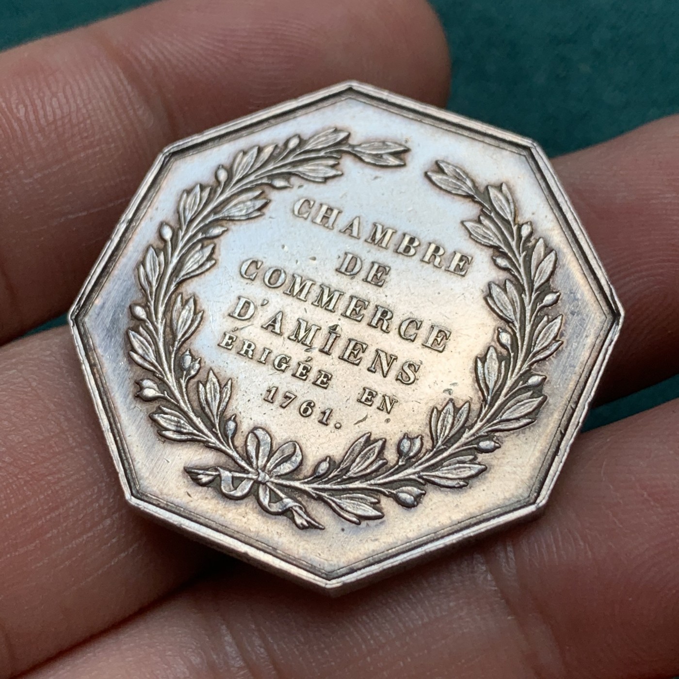 《竞宝斋》八角代币+章牌专场！第182场-周日，周一，周二 3场 (全场包邮) 法国八角银章，亚眠商会，正面为首席国务大臣让-巴蒂斯特·科尔伯特的半身像，17.96g，35.5mm，蜜蜂边铭