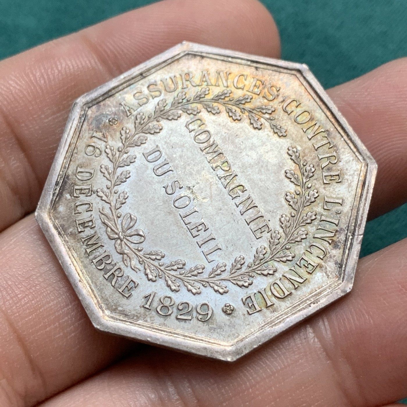 《竞宝斋》八角代币+章牌专场！第182场-周日，周一，周二 3场 (全场包邮) 法国1829年太阳保险公司八角银质代币，20.31g，37.7mm，丰饶角边铭，五彩油性包浆，正面为太阳神阿波罗