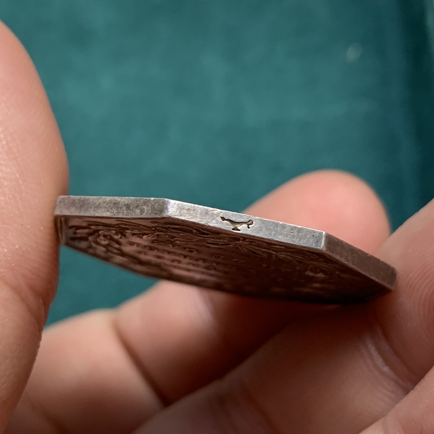 《竞宝斋》八角代币+章牌专场！第182场-周日，周一，周二 3场 (全场包邮) 法国1832-1841燃气照明公司八角银质代币，14.85g，32.3mm，油灯边铭，金黄包浆，少见品种