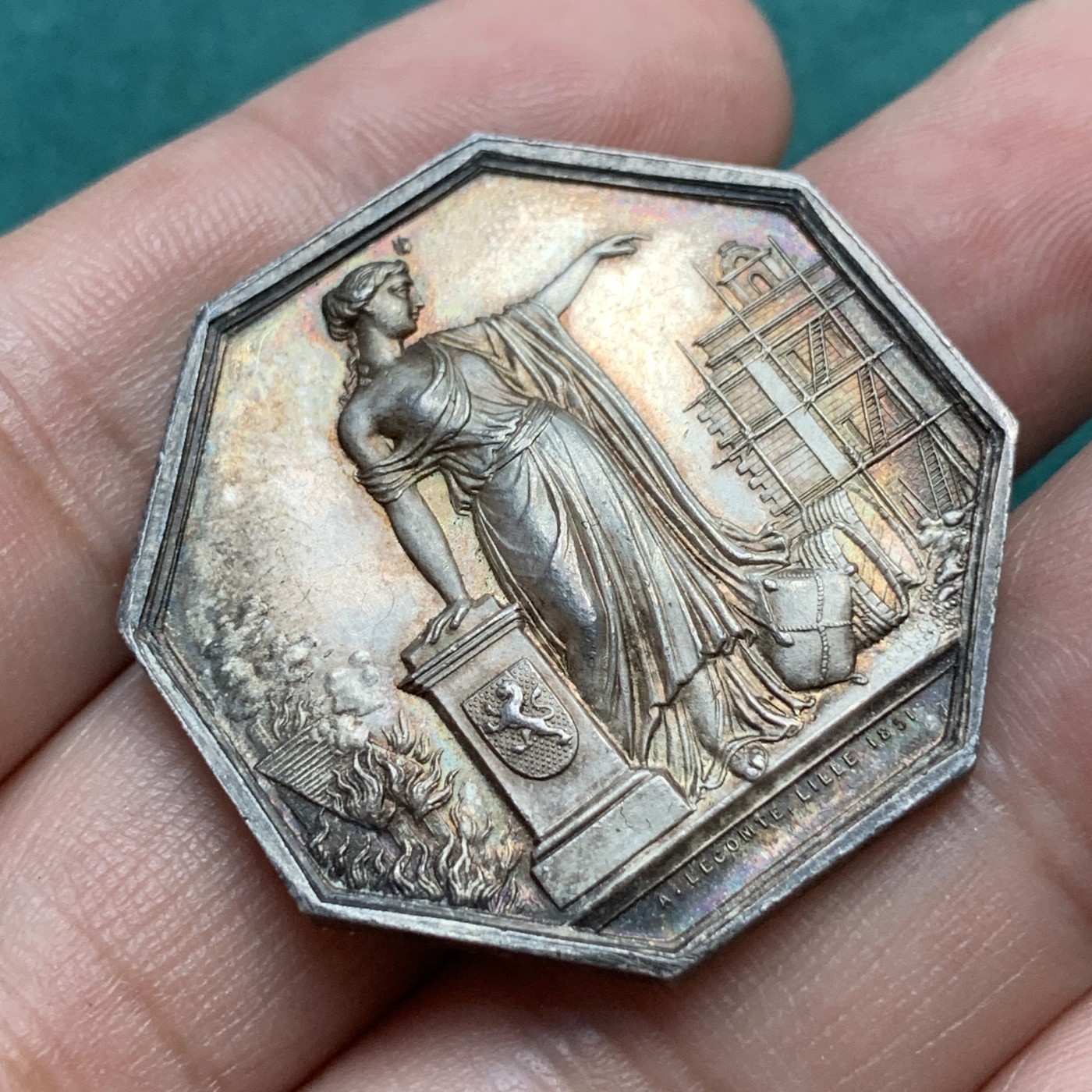 《竞宝斋》八角代币+章牌专场！第182场-周日，周一，周二 3场 (全场包邮) 法国北方火灾保险公司八角银质代币，16.86g，34.8mm，手指边铭，高浮雕，极美包浆