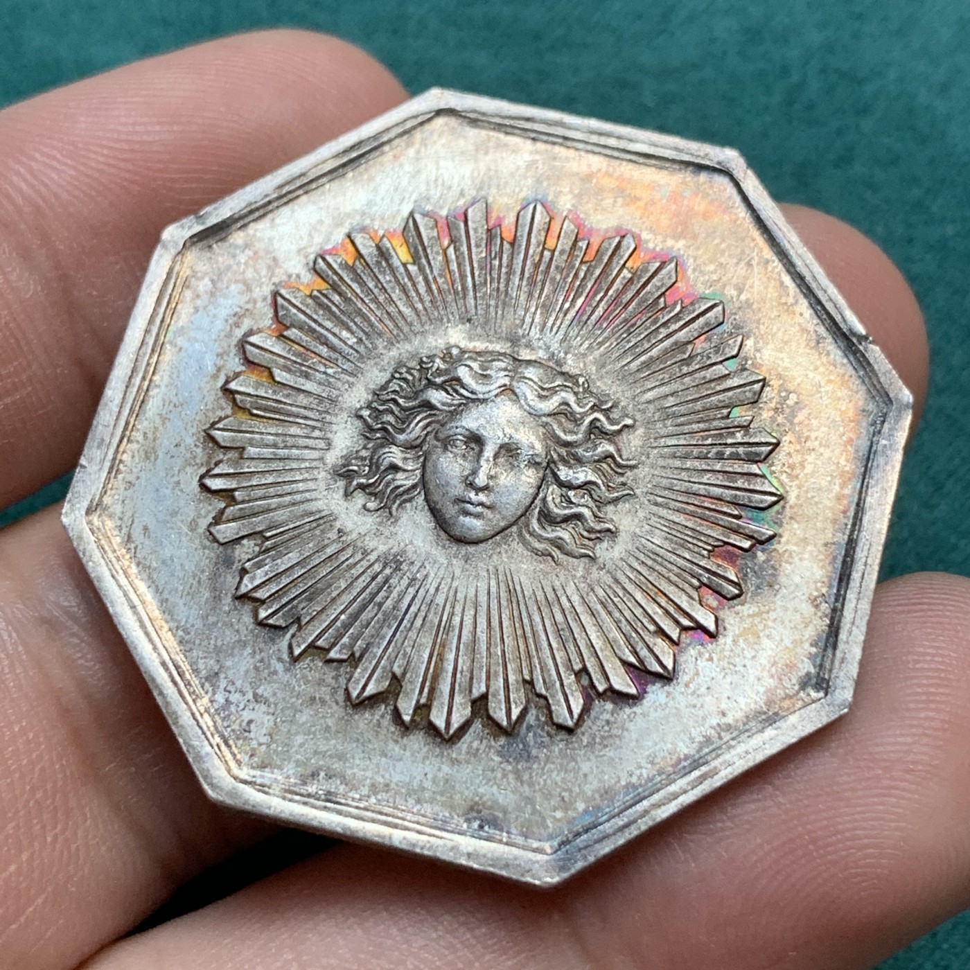 《竞宝斋》八角代币+章牌专场！第182场-周日，周一，周二 3场 (全场包邮) 法国1829年太阳保险公司八角银质代币，20.31g，37.7mm，丰饶角边铭，五彩油性包浆，正面为太阳神阿波罗