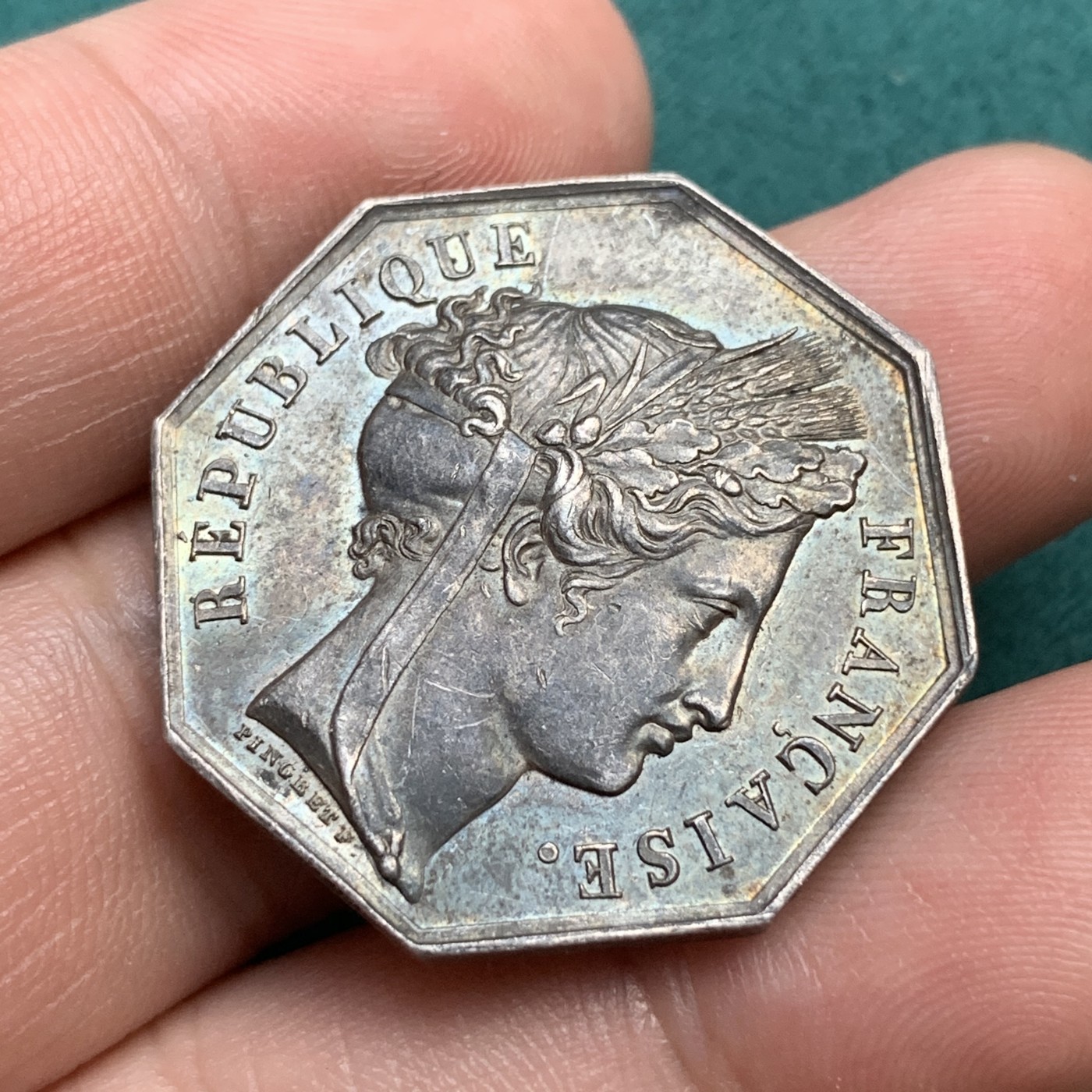 《竞宝斋》八角代币+章牌专场！第182场-周日，周一，周二 3场 (全场包邮) 法国1860-1879年 上塞纳省索城地区歌唱佣金银质八角代币，30.5mm对边直径，15.63g，蜜蜂边铭银标