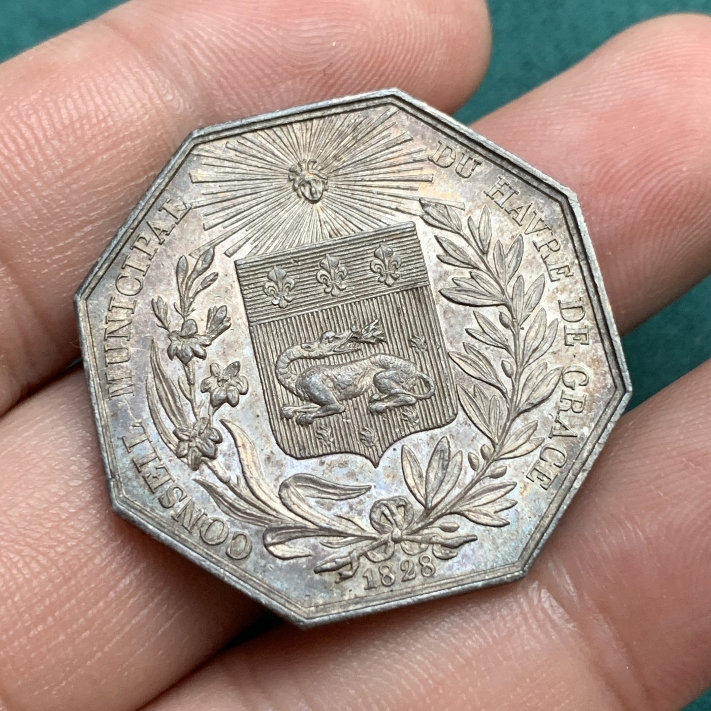 《竞宝斋》八角代币+章牌专场！第182场-周日，周一，周二 3场 (全场包邮) 法国勒阿弗尔地区市政委员会八角银质代币，13.35g，31.8mm，早期无边铭，典型的地区火龙纹章