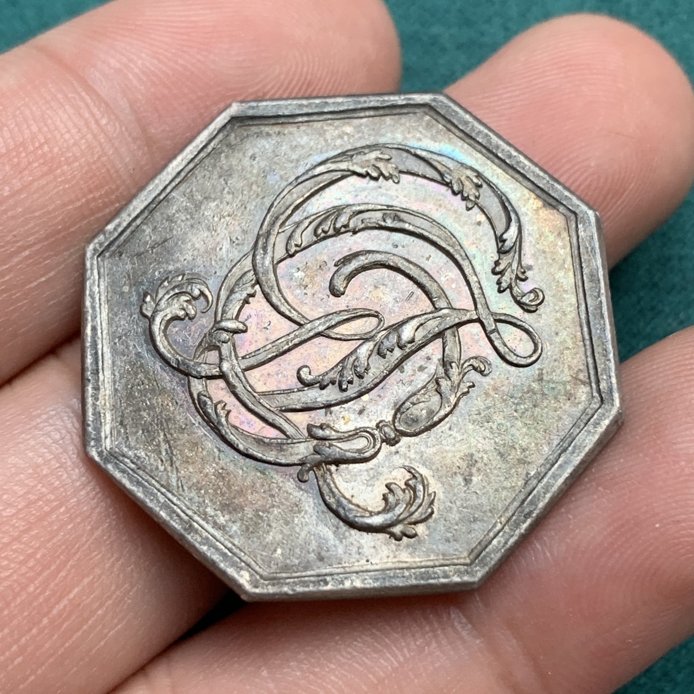 《竞宝斋》八角代币+章牌专场！第182场-周日，周一，周二 3场 (全场包邮) 极少见的18世纪法国带有热尔曼·路易斯·肖维林纹章的八角银质代币，13.99g，33mm，早期无边铭