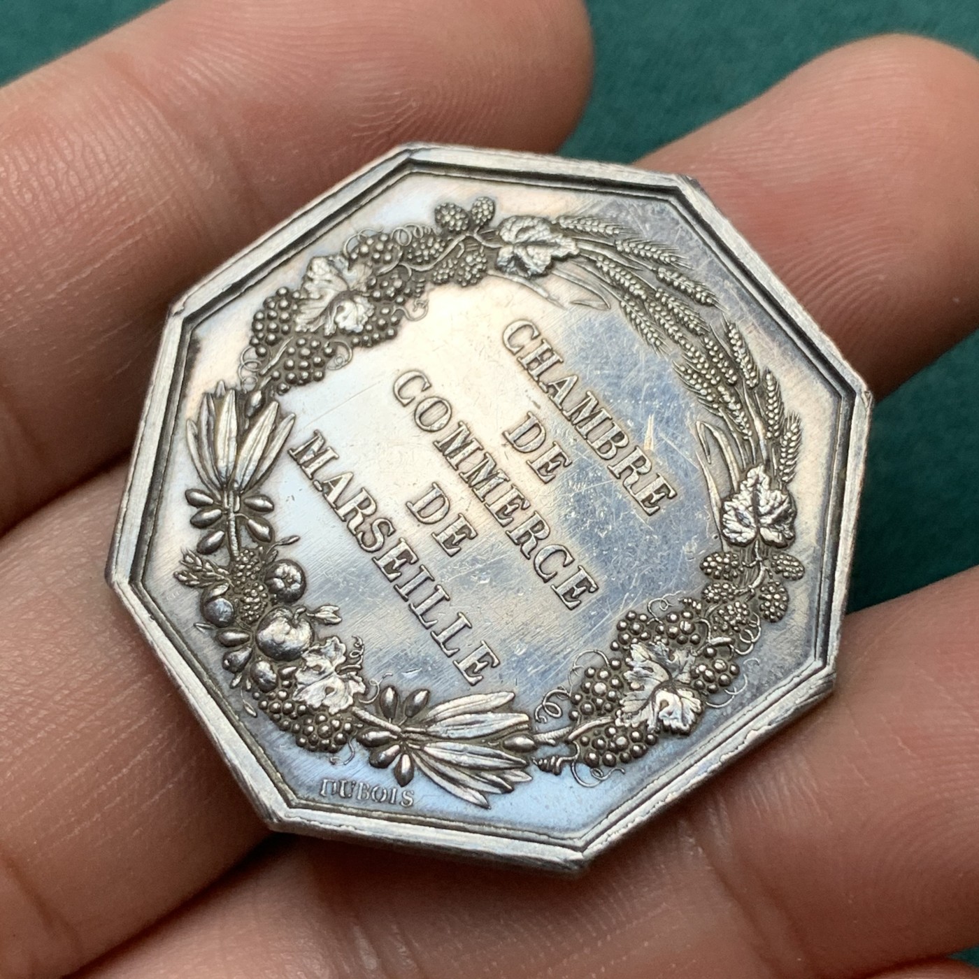 《竞宝斋》八角代币+章牌专场！第182场-周日，周一，周二 3场 (全场包邮) 法国马赛商会八角银质代币，18.47g，34.8mm，蜜蜂边铭