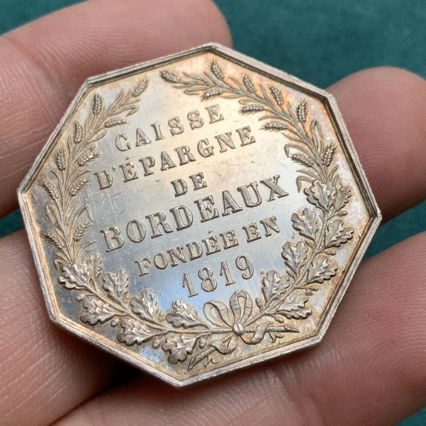 《竞宝斋》八角代币+章牌专场！第182场-周日，周一，周二 3场 (全场包邮) 少见的法国波尔多银行八角银质代币，20.17g，35.5mm，蜜蜂边铭，金黄包浆，底板漂亮