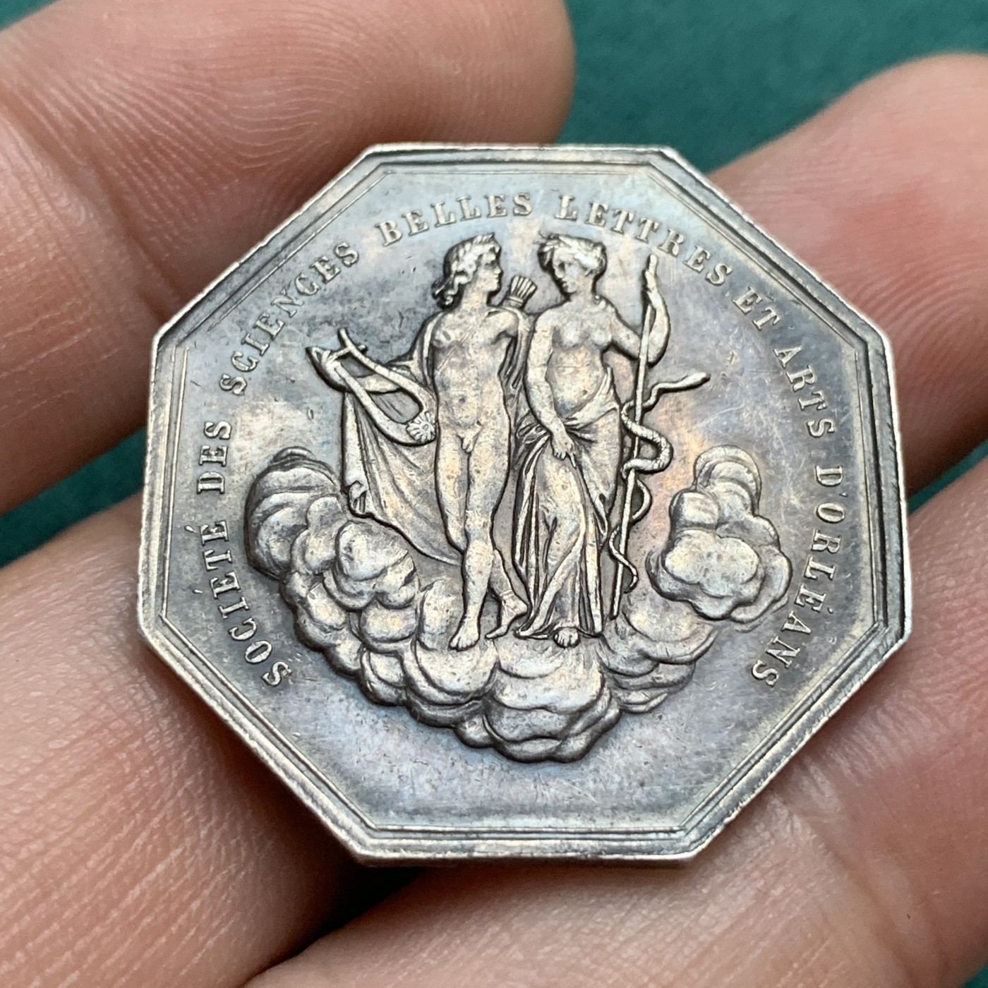 《竞宝斋》八角代币+章牌专场！第182场-周日，周一，周二 3场 (全场包邮) 法国八角银质代币，奥尔良科学与艺术协会，13.05g，30.4mm，蜜蜂边铭，云端上的太阳神阿波罗与智慧女神密涅瓦