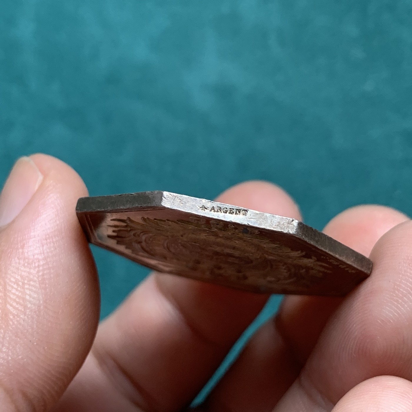 《竞宝斋》八角代币+章牌专场！第182场-周日，周一，周二 3场 (全场包邮) 法国勒阿弗尔海事保险公司八角银章jeton，19.01g，35.3mm，蜜蜂边铭，五彩包浆，少见地球品种