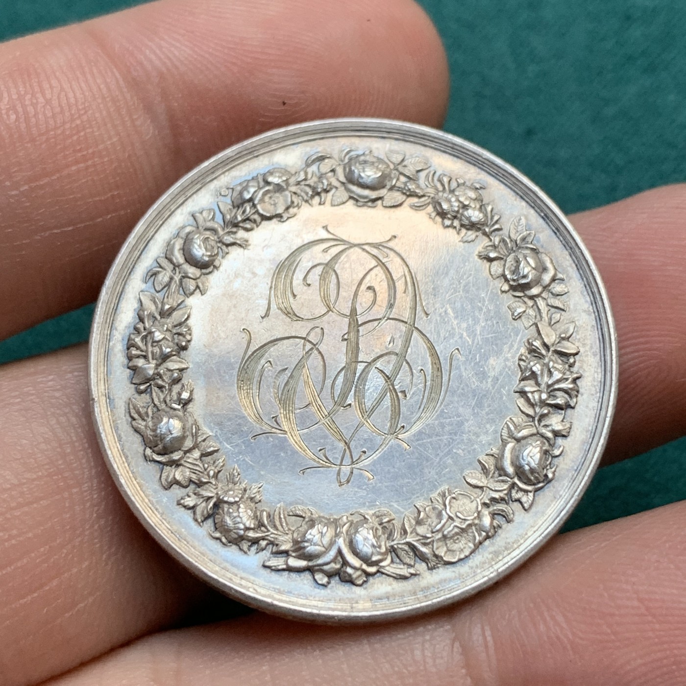 《竞宝斋》八角代币+章牌专场！第182场-周日，周一，周二 3场 (全场包邮) 法国结婚纪念银章，16.36g，33.7mm，烟斗边铭（1879年仅铸造几个月）