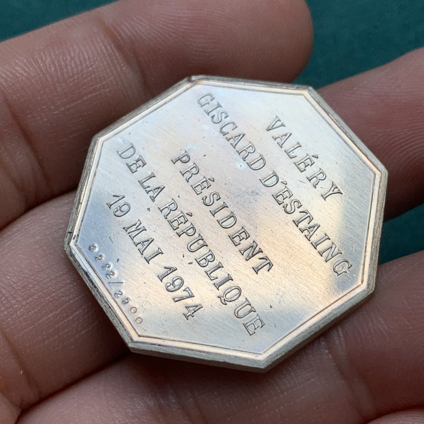 《竞宝斋》八角代币+章牌专场！第182场-周日，周一，周二 3场 (全场包邮) 法国第五共和国1974年总统瓦莱里·季斯卡·德斯坦任职纪念八角银质jeton，正面为现代玛丽安娜形象，21.25g，33.2mm，丰饶角1AR边铭，背面10点钟方向有轻磕