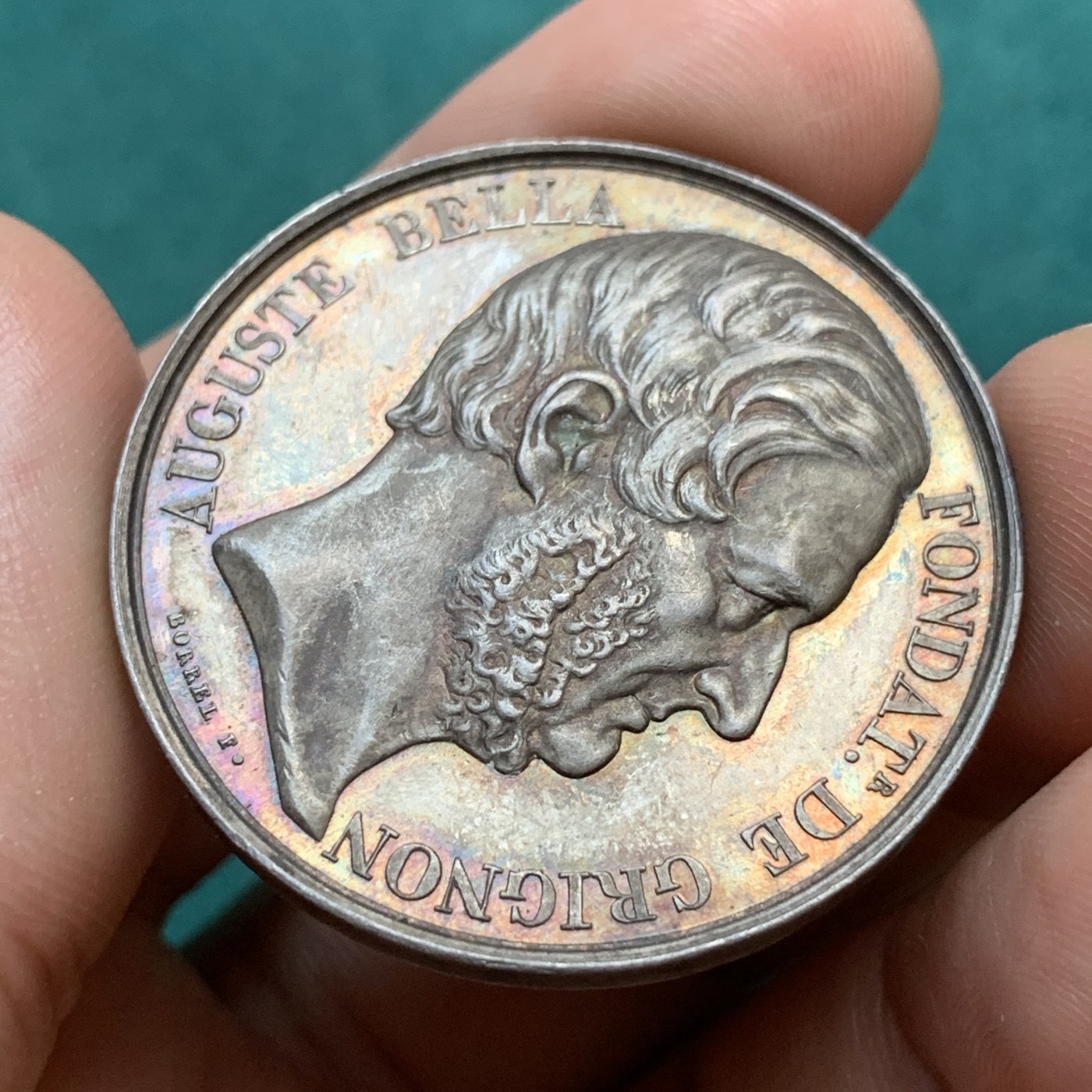 《竞宝斋》八角代币+章牌专场！第182场-周日，周一，周二 3场 (全场包邮) 法国格里尼翁校友会银质代币，23.38g，37mm，蜜蜂边铭，奥古斯丁·贝拉 (Augustin Bella) 右侧的胸像，他是格里尼翁皇家农艺研究所的第一任所长，五彩包浆