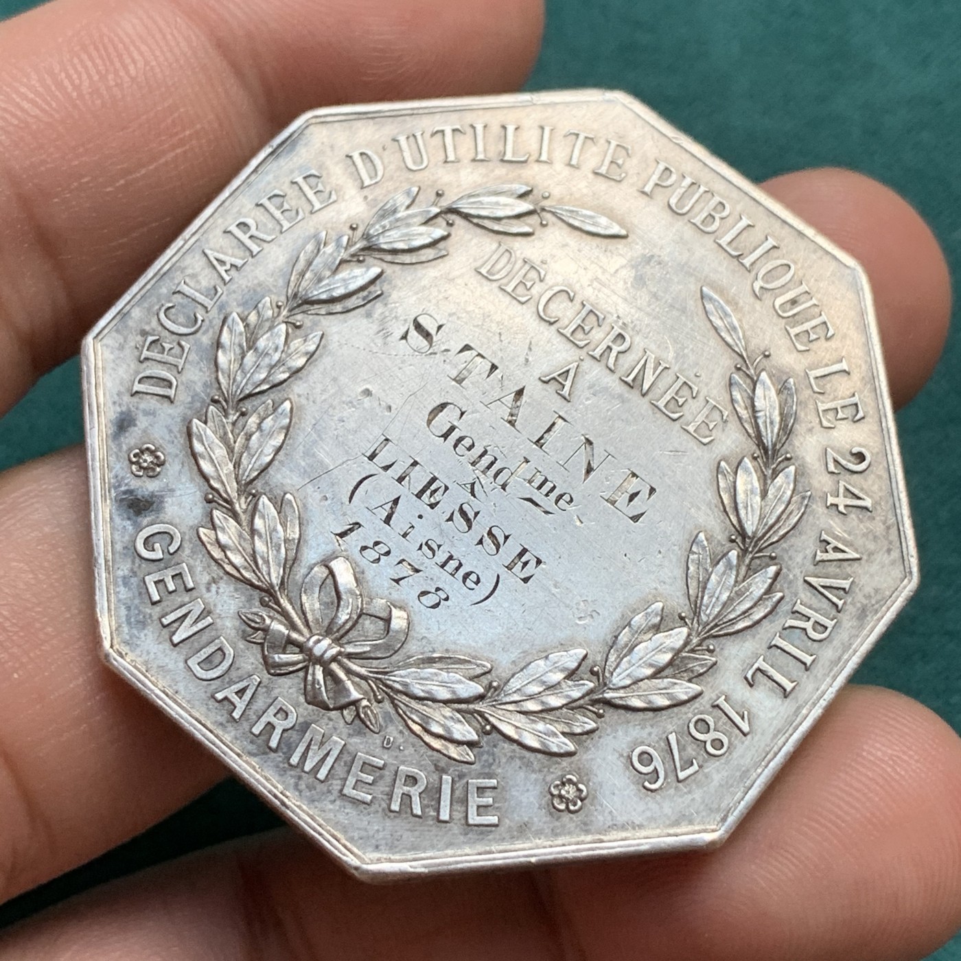 《竞宝斋》八角代币+章牌专场！第182场-周日，周一，周二 3场 (全场包邮) 法国1878年八角银章，中央反盗猎协会，圣休伯特的雄鹿，38.90g，45.7mm，此款少见蜜蜂边铭，长鹿角大版，常见的是20g，36mm尺寸