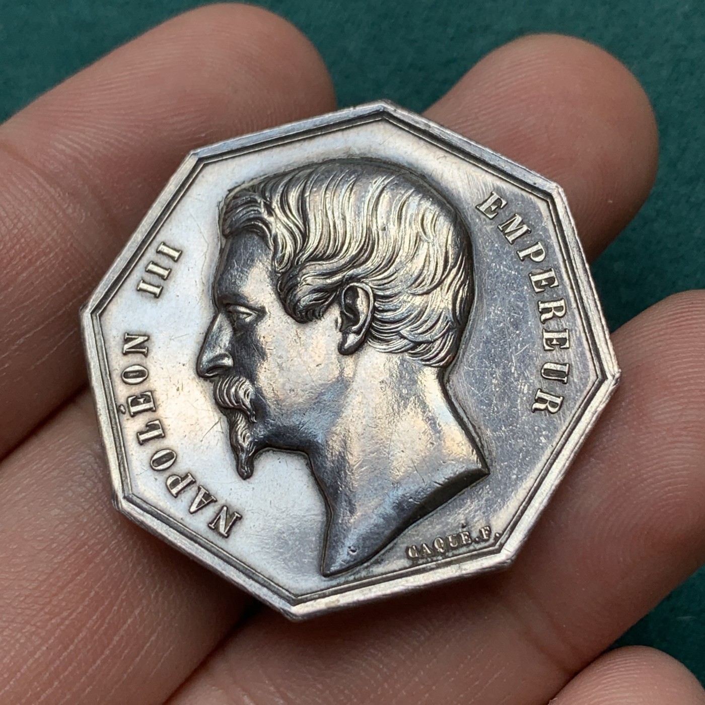 《竞宝斋》八角代币+章牌专场！第182场-周日，周一，周二 3场 (全场包邮) 法国马赛商会八角银质代币，18.47g，34.8mm，蜜蜂边铭