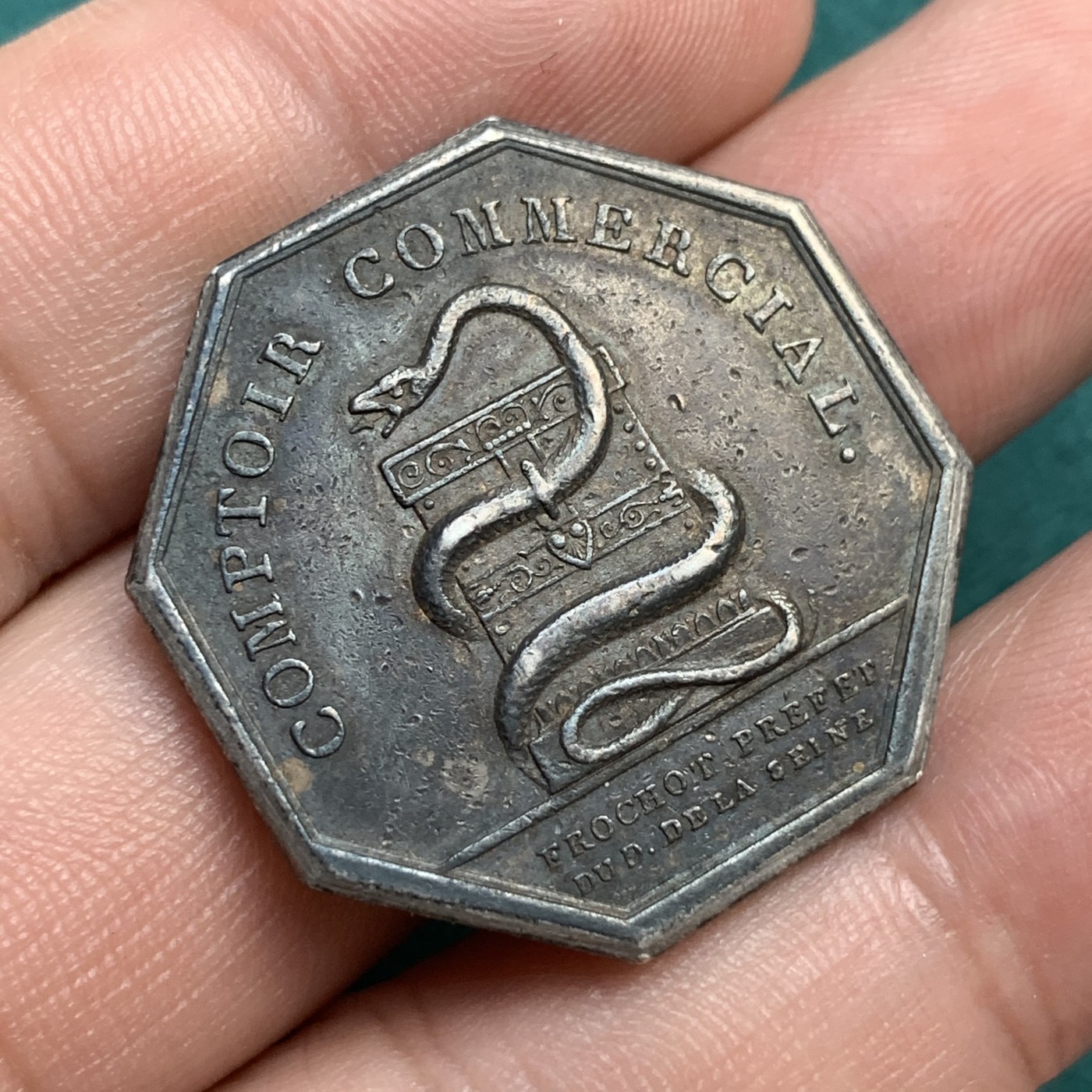 《竞宝斋》八角代币+章牌专场！第182场-周日，周一，周二 3场 (全场包邮) 法国塞纳河信贷银行银质八角代用币，13.71g，30.5mm早期无边铭，浑厚包浆