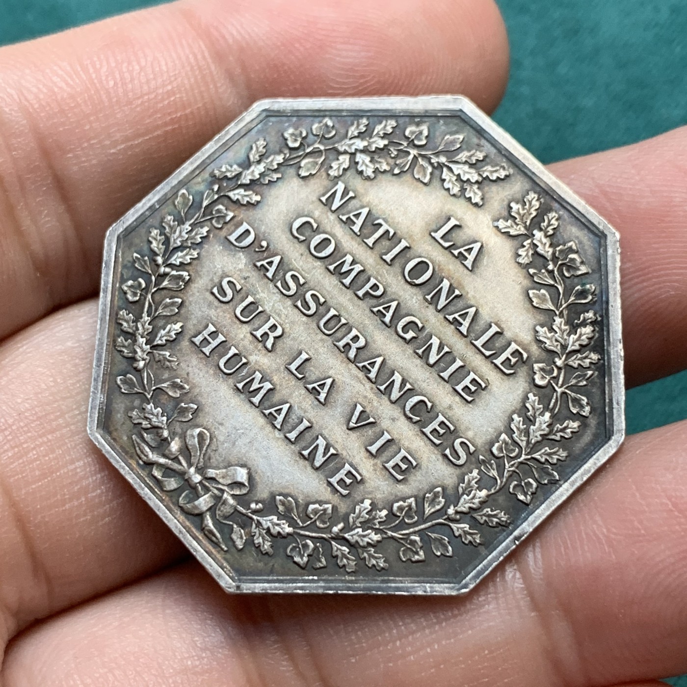 《竞宝斋》八角代币+章牌专场！第182场-周日，周一，周二 3场 (全场包邮) 法国人寿保险公司八角银质代币，21.02g，36.4mm，丰饶角边铭