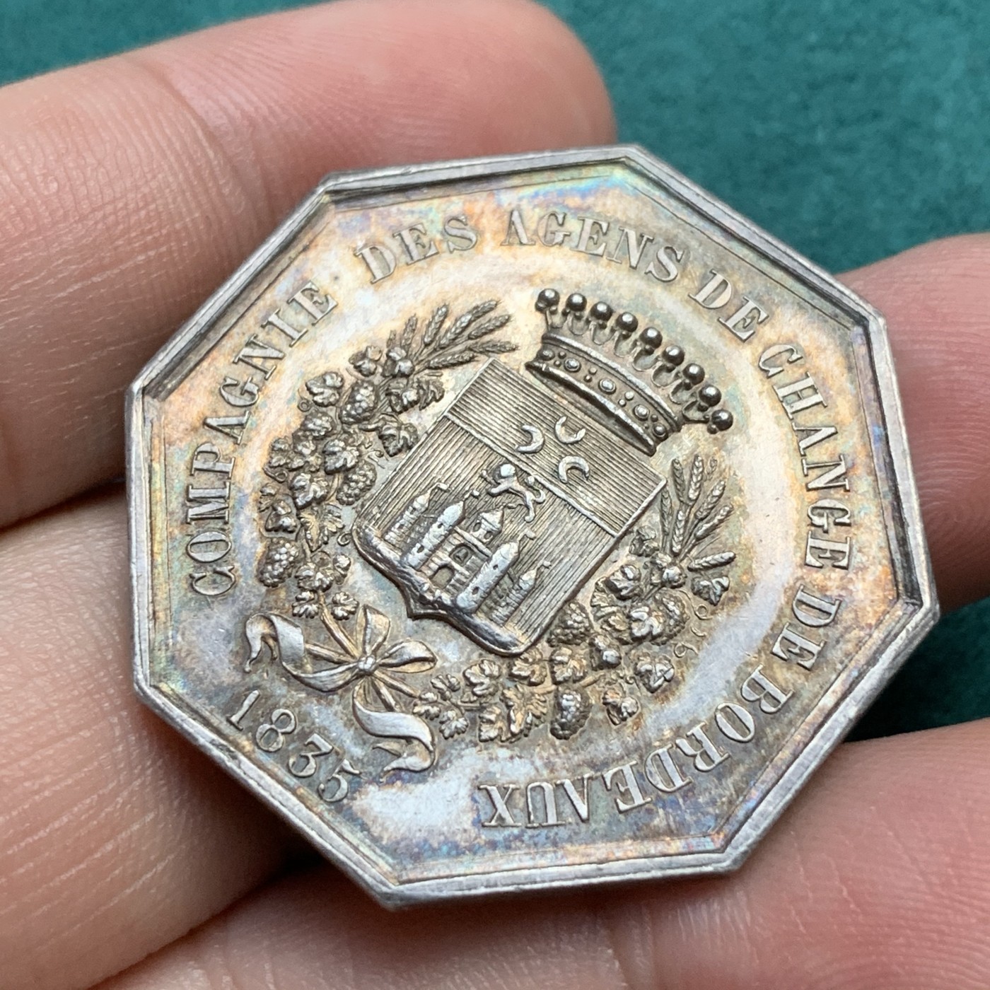 《竞宝斋》八角代币+章牌专场！第182场-周日，周一，周二 3场 (全场包邮) 法国八角银章，波尔多股票经纪人，18.63g，34.8mm，手指边铭，金黄包浆，高点俱在