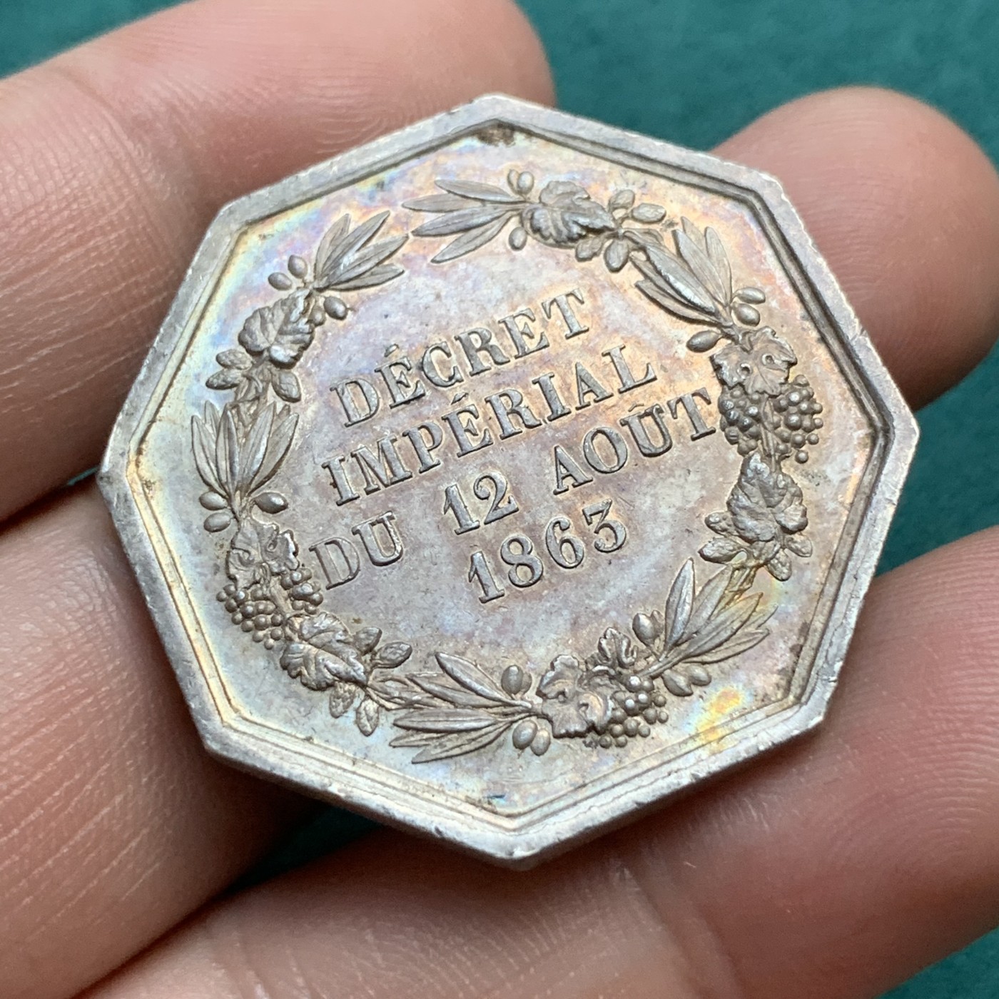 《竞宝斋》八角代币+章牌专场！第182场-周日，周一，周二 3场 (全场包邮) 法国中央保险公司八角银质jeton，小名誉品放射龙，19.96g，34.6mm，丰饶角边铭，五彩包浆