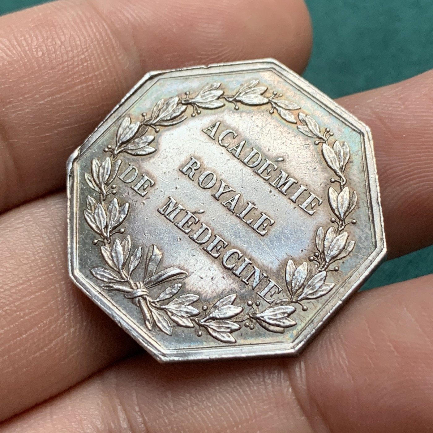 《竞宝斋》八角代币+章牌专场！第182场-周日，周一，周二 3场 (全场包邮) 法国八角银质代币，查理十世皇家医学院，13.37g，30.5mm，早期无边铭