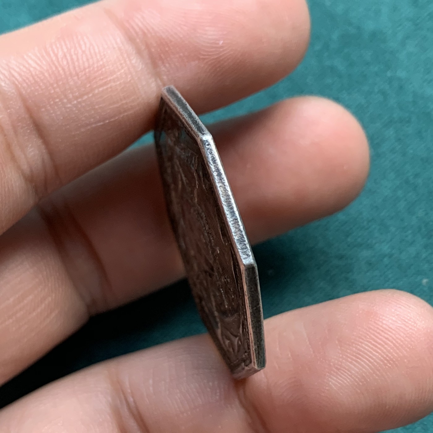 《竞宝斋》八角代币+章牌专场！第182场-周日，周一，周二 3场 (全场包邮) 纪念1773年法国的路易斯·斯坦尼斯拉斯（未来的路易十八）的加冕八角银质代币，正面带有卡梅尔山和圣拉扎尔骑士团徽章的盾牌，少见品种 14.89g，33.6mm，早期18世纪风格