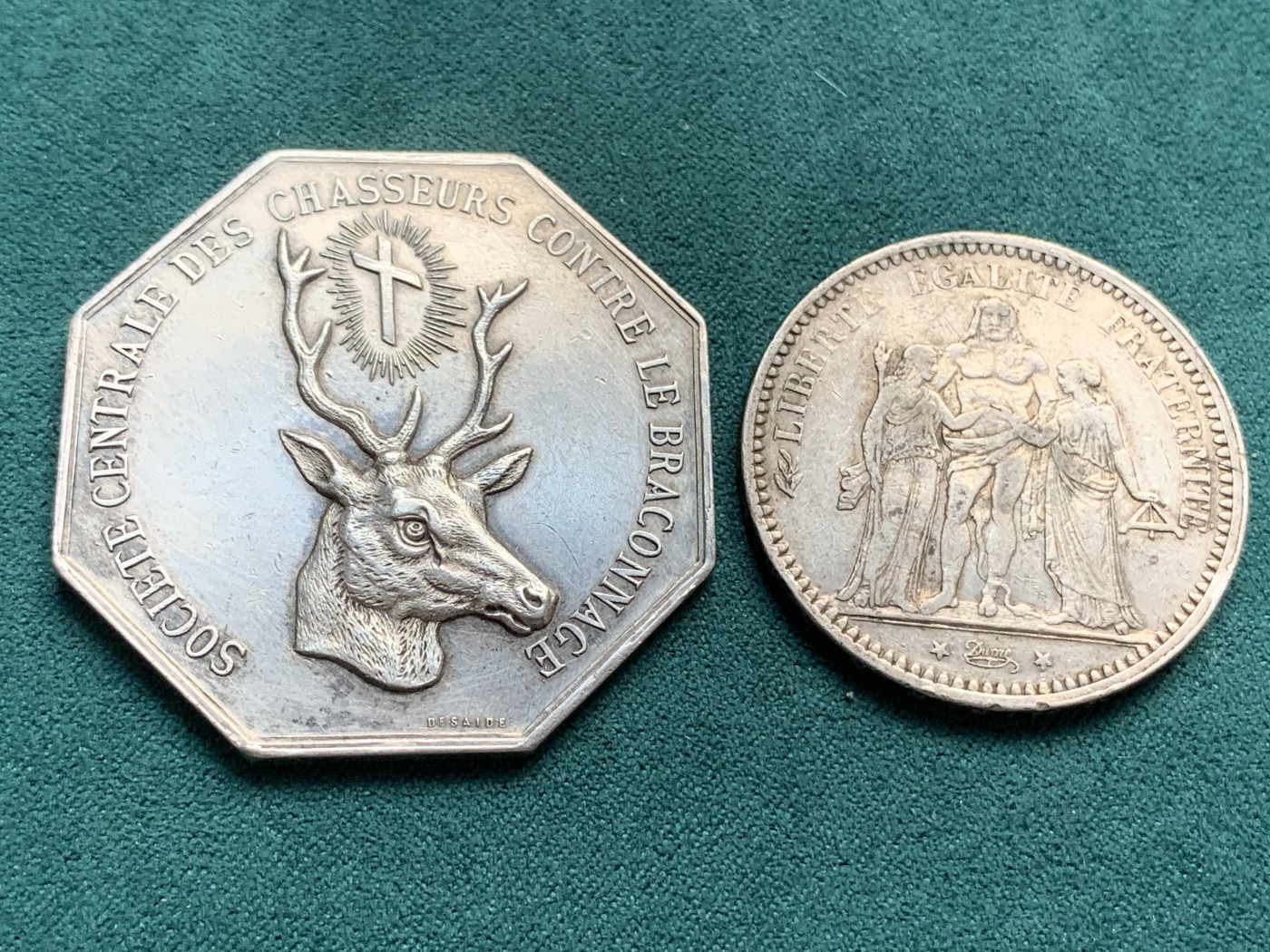 《竞宝斋》八角代币+章牌专场！第182场-周日，周一，周二 3场 (全场包邮) 法国1878年八角银章，中央反盗猎协会，圣休伯特的雄鹿，38.90g，45.7mm，此款少见蜜蜂边铭，长鹿角大版，常见的是20g，36mm尺寸