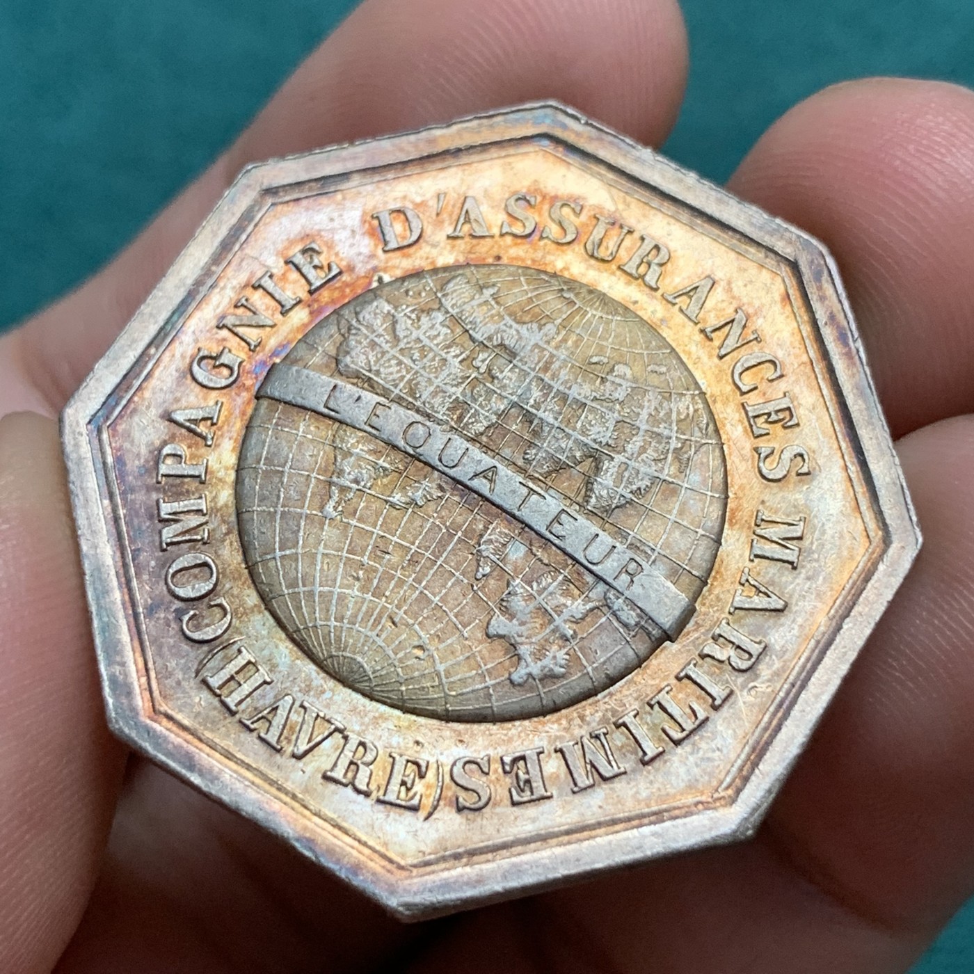 《竞宝斋》八角代币+章牌专场！第182场-周日，周一，周二 3场 (全场包邮) 法国勒阿弗尔海事保险公司八角银章jeton，19.01g，35.3mm，蜜蜂边铭，五彩包浆，少见地球品种