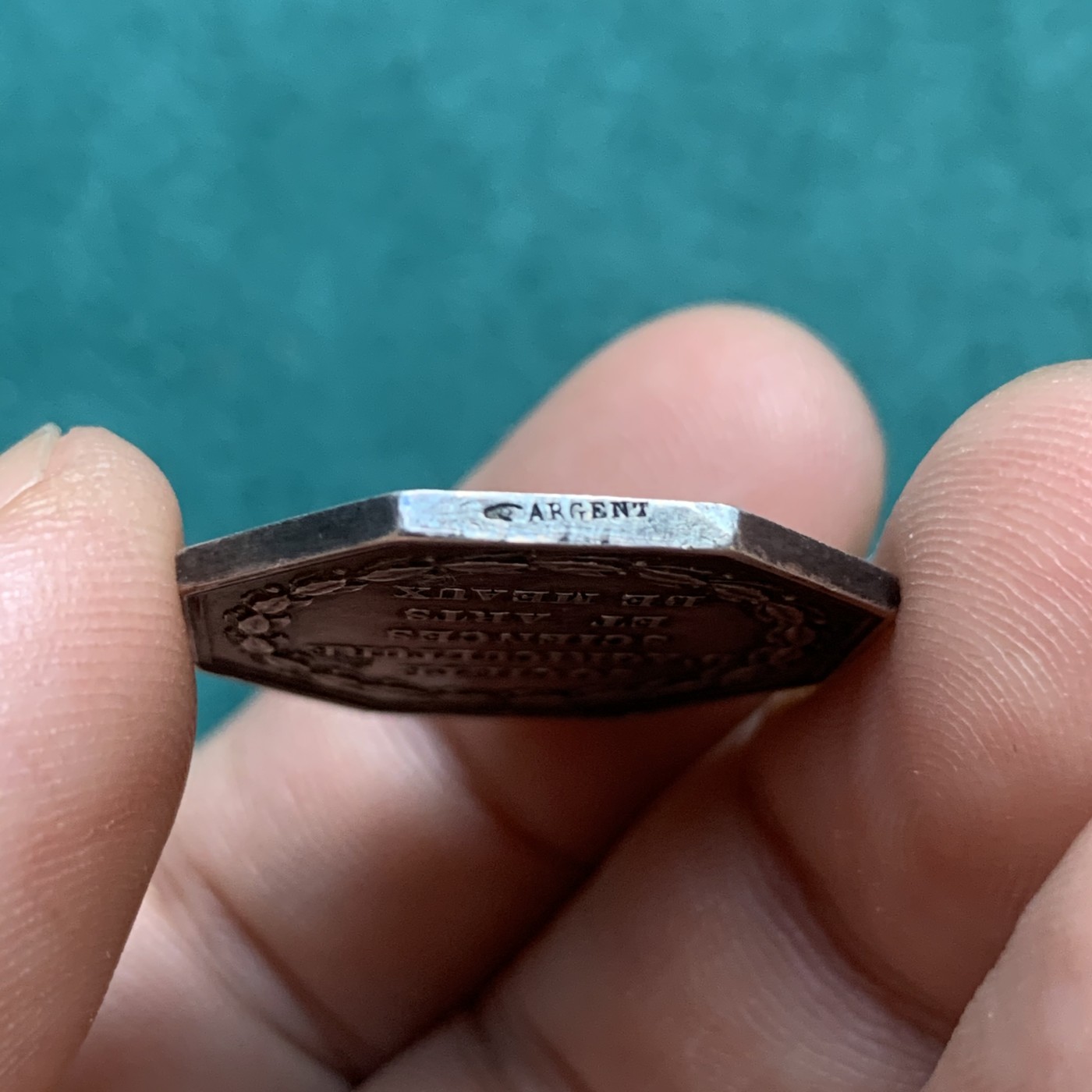 《竞宝斋》八角代币+章牌专场！第182场-周日，周一，周二 3场 (全场包邮) 法国莫城农业科学与艺术协会银质八角代币，25mm，7.72g，手指边铭（1845-1860年）