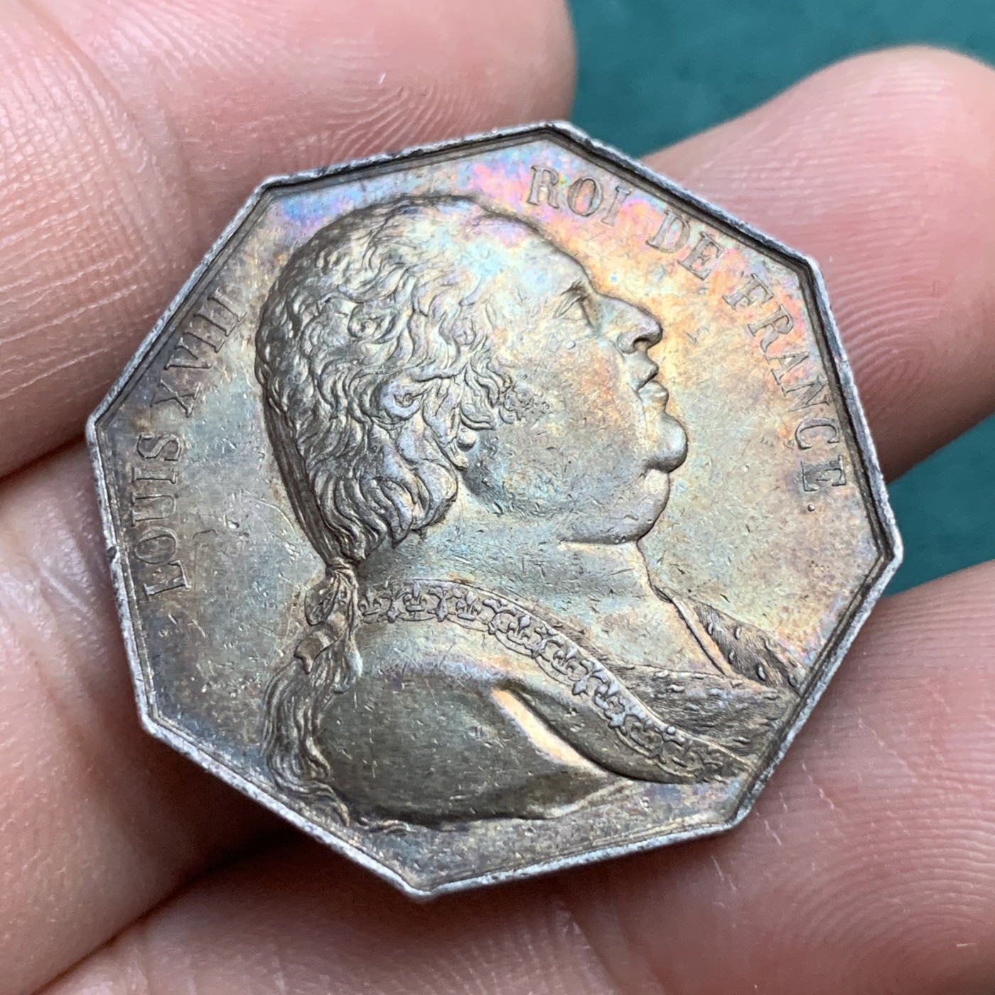 《竞宝斋》八角代币+章牌专场！第182场-周日，周一，周二 3场 (全场包邮) 法国卡尔卡松商会八角银质代币，10.12g，29.3mm，早期无边铭，五彩包浆，少见品种