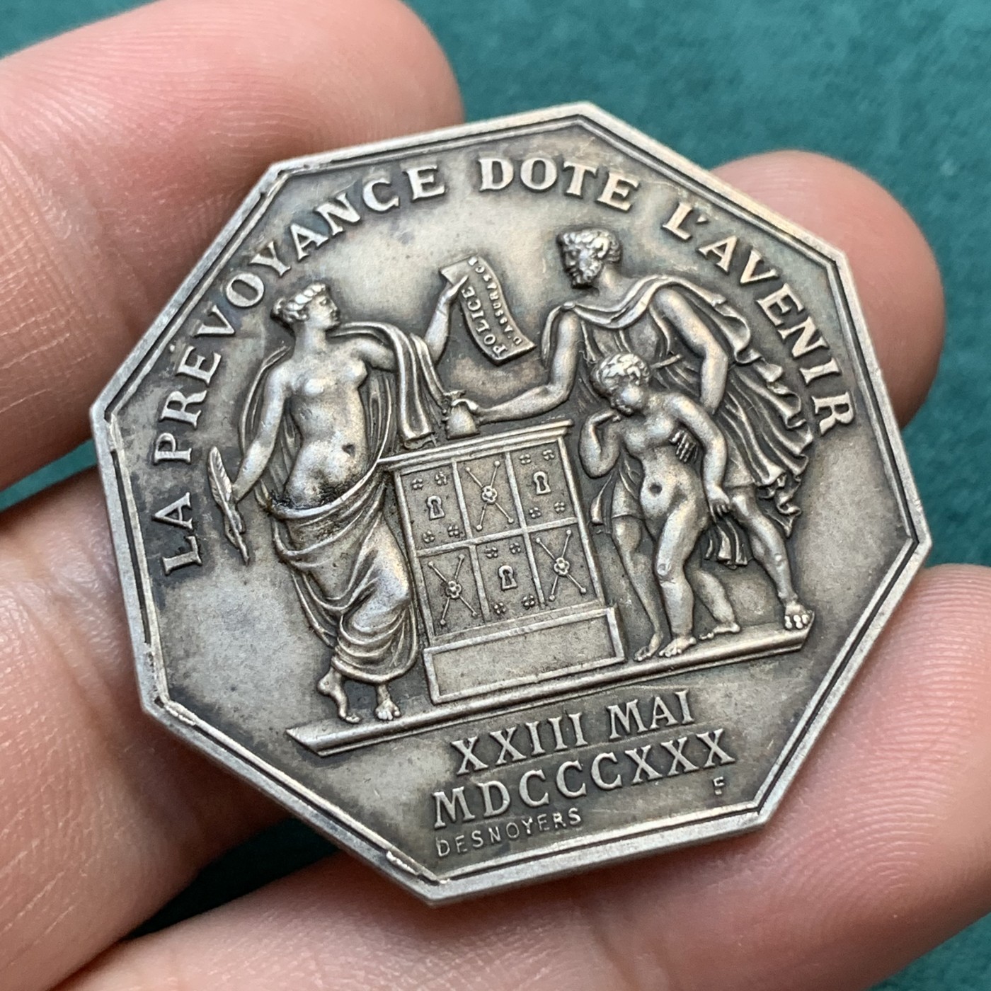 《竞宝斋》八角代币+章牌专场！第182场-周日，周一，周二 3场 (全场包邮) 法国人寿保险公司八角银质代币，21.02g，36.4mm，丰饶角边铭