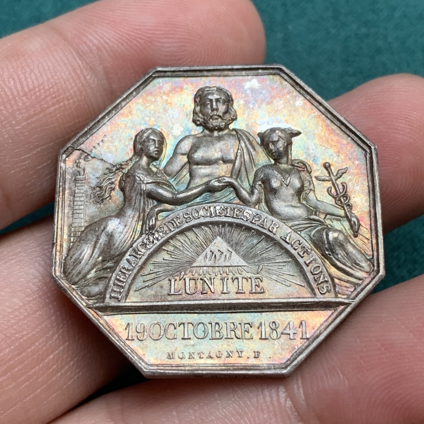 《竞宝斋》八角代币+章牌专场！第182场-周日，周一，周二 3场 (全场包邮) 法国保险信用联盟八角银质代币，18.98g，34.3mm，手指边铭，超高浮雕高边，少见的墨丘利女性形象，细节极好，五彩包浆