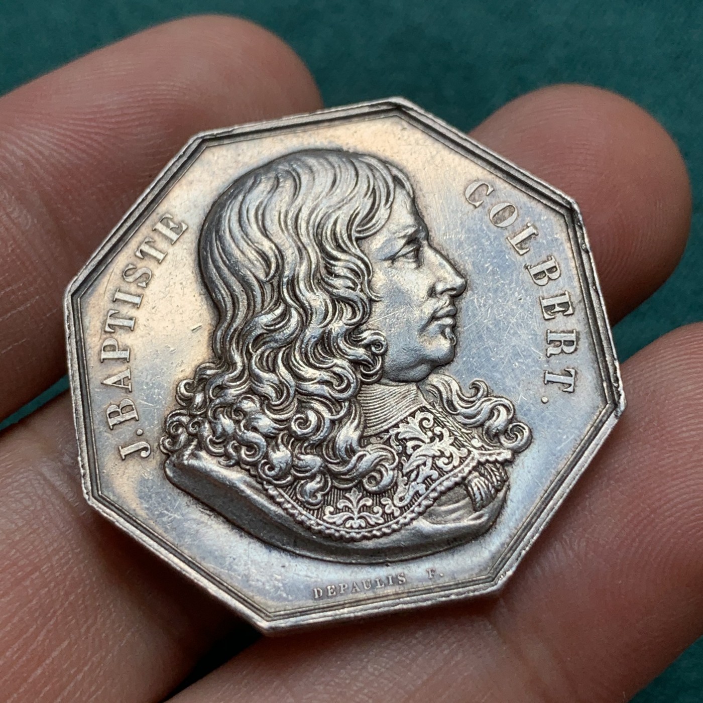 《竞宝斋》八角代币+章牌专场！第182场-周日，周一，周二 3场 (全场包邮) 法国八角银章，亚眠商会，正面为首席国务大臣让-巴蒂斯特·科尔伯特的半身像，17.96g，35.5mm，蜜蜂边铭