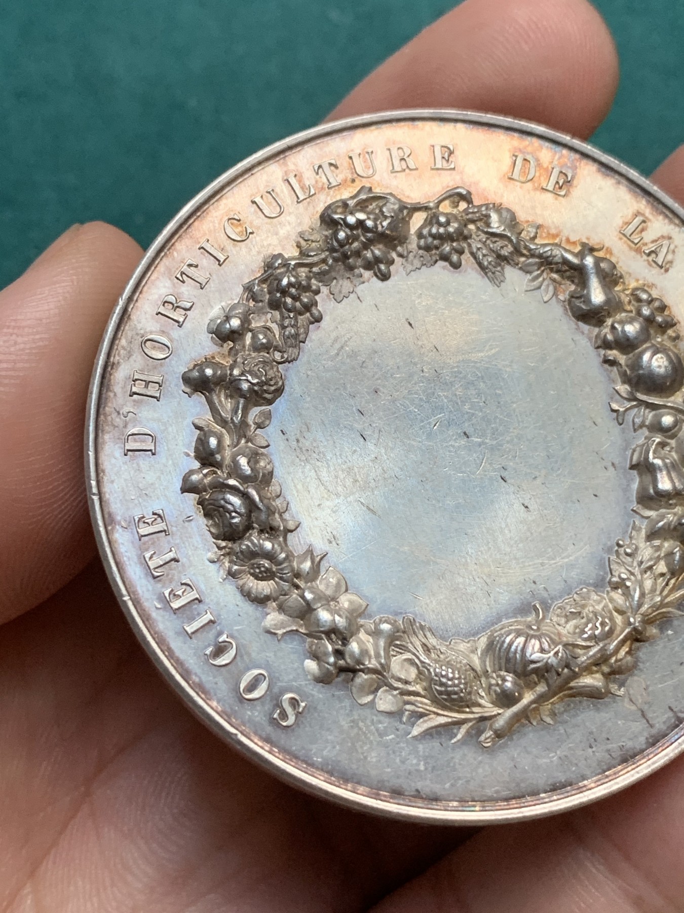 《竞宝斋》八角代币+章牌专场！第182场-周日，周一，周二 3场 (全场包邮) 法国黄金海岸园艺协会银章，71.2g，54.3mm，丰饶角边铭，品相完好，丝绸底光