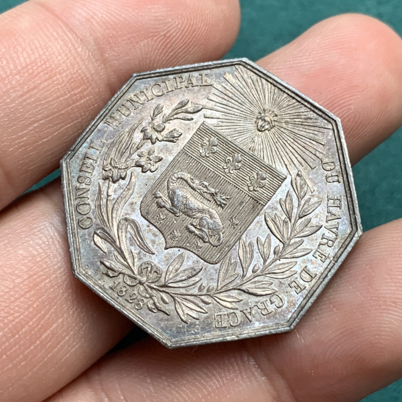 《竞宝斋》八角代币+章牌专场！第182场-周日，周一，周二 3场 (全场包邮) 法国勒阿弗尔地区市政委员会八角银质代币，13.35g，31.8mm，早期无边铭，典型的地区火龙纹章