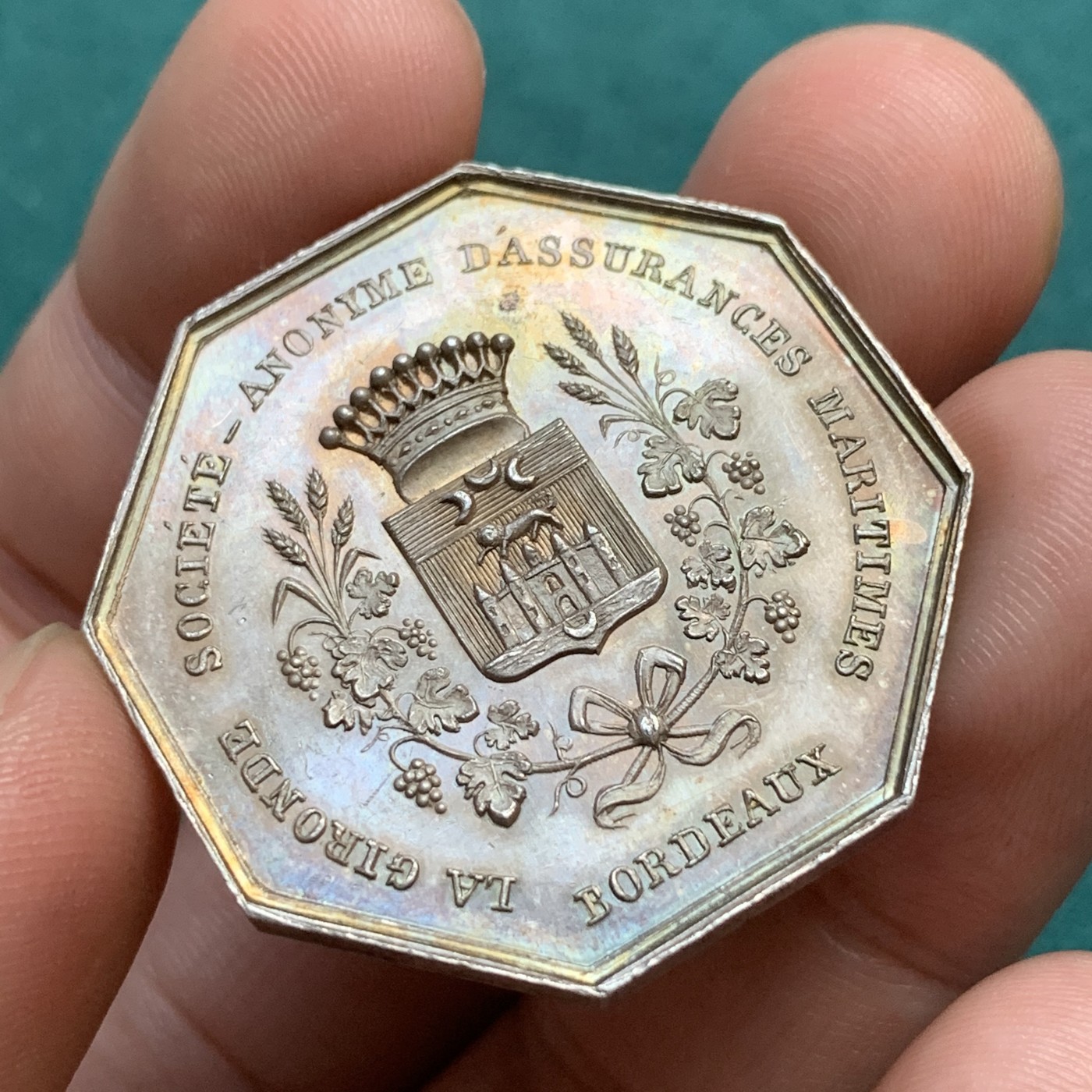 《竞宝斋》八角代币+章牌专场！第182场-周日，周一，周二 3场 (全场包邮) 名誉品法国波尔多吉伦特海事安全协会银质八角代币，高浮雕的科尔杜安灯塔，金黄包浆就像泛着夕阳的海景，油画状态，重20.15克，对边34.6mm，蜜蜂边铭