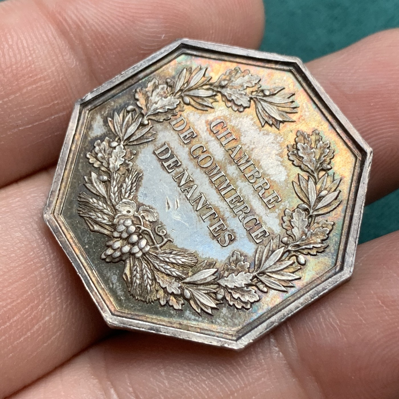 《竞宝斋》八角代币+章牌专场！第182场-周日，周一，周二 3场 (全场包邮) 法国八角银章，南特商会，13.52g，31.5mm，蜜蜂边铭，黄油彩包浆不错