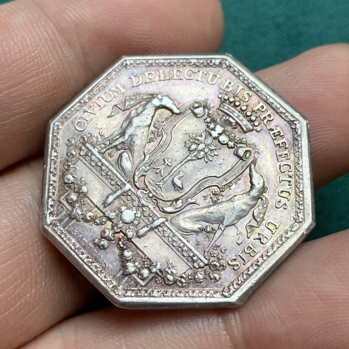 《竞宝斋》八角代币+章牌专场！第182场-周日，周一，周二 3场 (全场包邮) 法国十八世纪早期八角银质代币，13.61g，31.7mm，布列塔尼地区雷恩市政厅，带有市长伊夫·德拉莫特-法布莱特的纹章