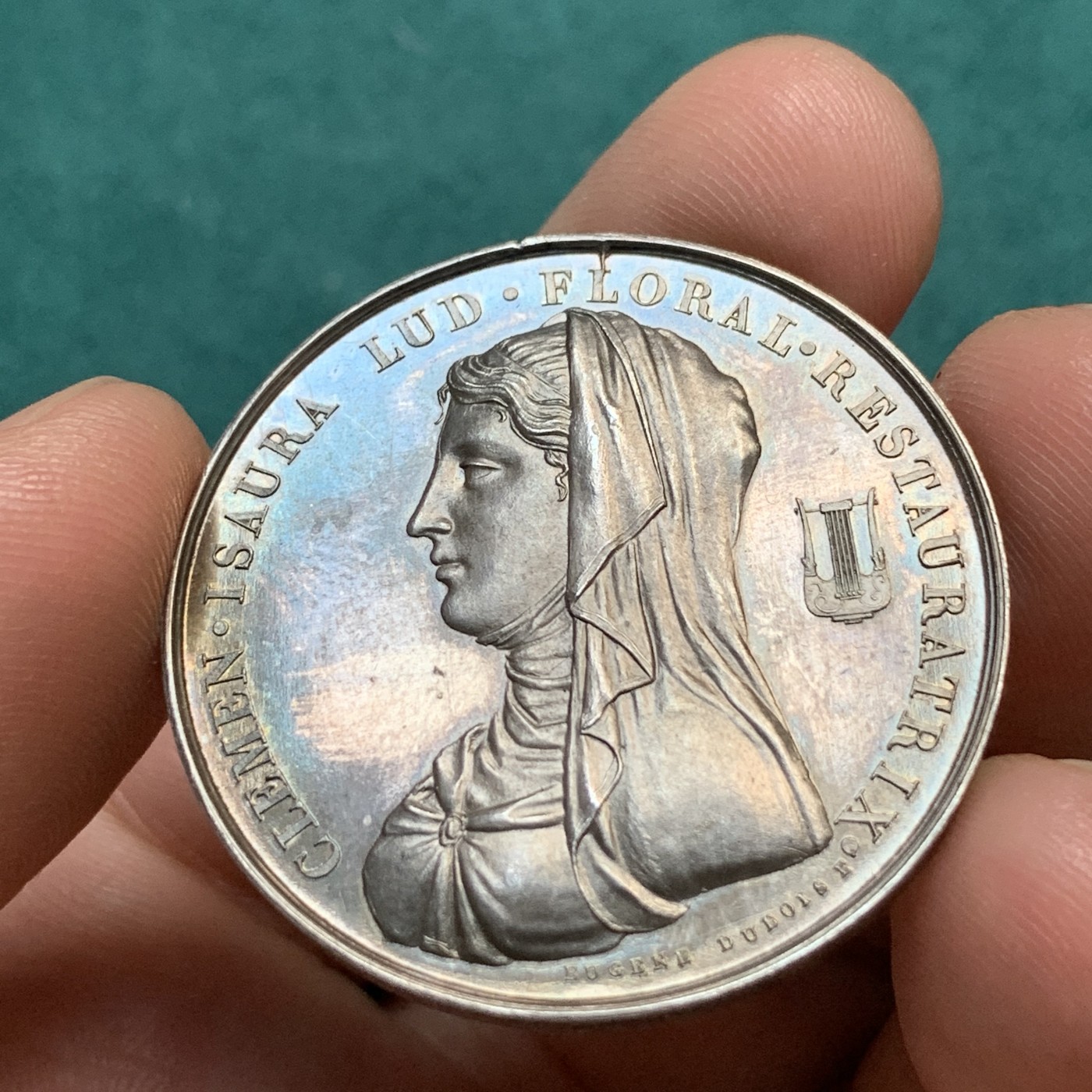 《竞宝斋》八角代币+章牌专场！第182场-周日，周一，周二 3场 (全场包邮) 法国图卢兹花卉银质jeton，女诗人克莱门·伊索尔，17.01g，35.5mm，手指边铭（1845-1860），品相完好，包浆漂亮