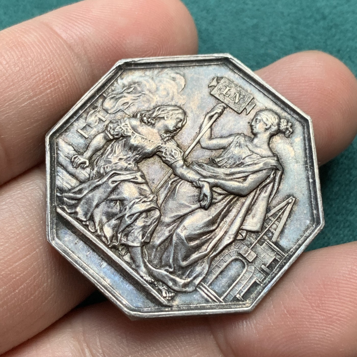 《竞宝斋》八角代币+章牌专场！第182场-周日，周一，周二 3场 (全场包邮) 法国皇家火灾保险公司八角银质代币，19.66g，36.2mm，蜜蜂边铭