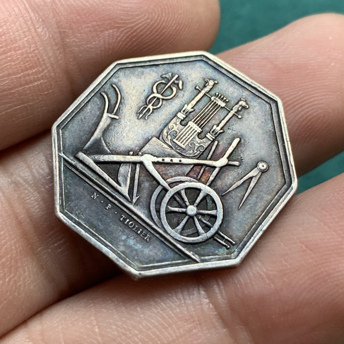 《竞宝斋》八角代币+章牌专场！第182场-周日，周一，周二 3场 (全场包邮) 法国莫城农业科学与艺术协会银质八角代币，25mm，7.72g，手指边铭（1845-1860年）