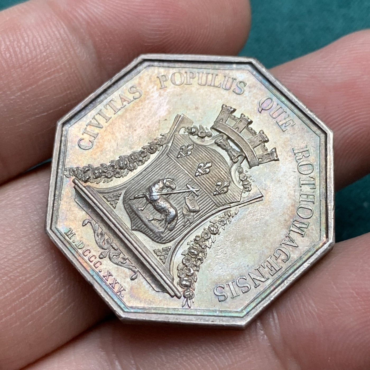 《竞宝斋》八角代币+章牌专场！第182场-周日，周一，周二 3场 (全场包邮) 法国鲁昂市政府八角银质代币，17.85g，32.5mm，1832年之前早期无边铭，黄油彩