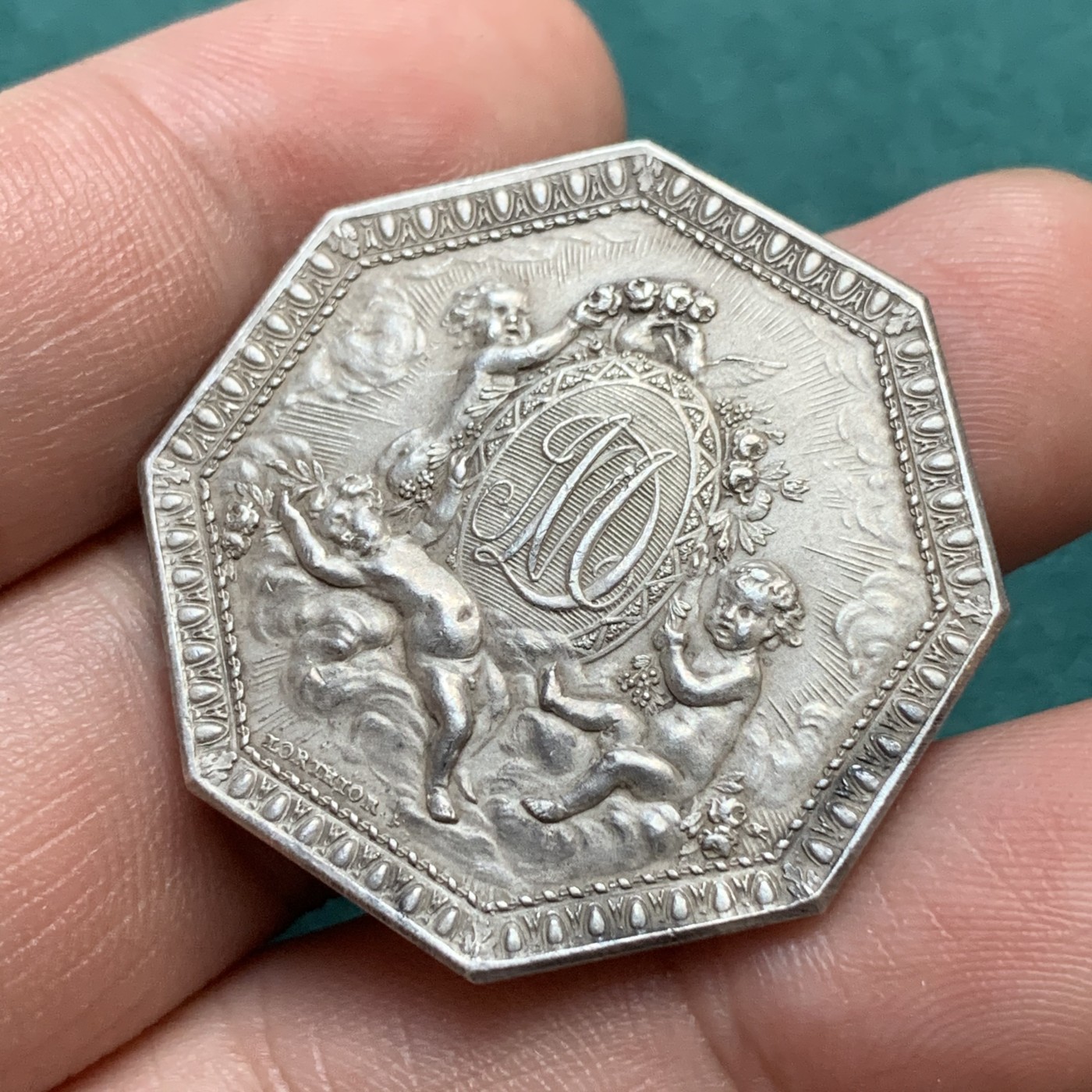 《竞宝斋》八角代币+章牌专场！第182场-周日，周一，周二 3场 (全场包邮) 法国爱情与婚姻纪念八角银质jeton，1727年路易·奥蒙和路易丝·珍妮·杜福特·杜拉斯结婚纪念，设计铸造了此名誉品八角，后19世纪后期到20世纪一直有铸造，此为19世纪后期铸造，丰饶角边铭，重16.94g，33.7mm