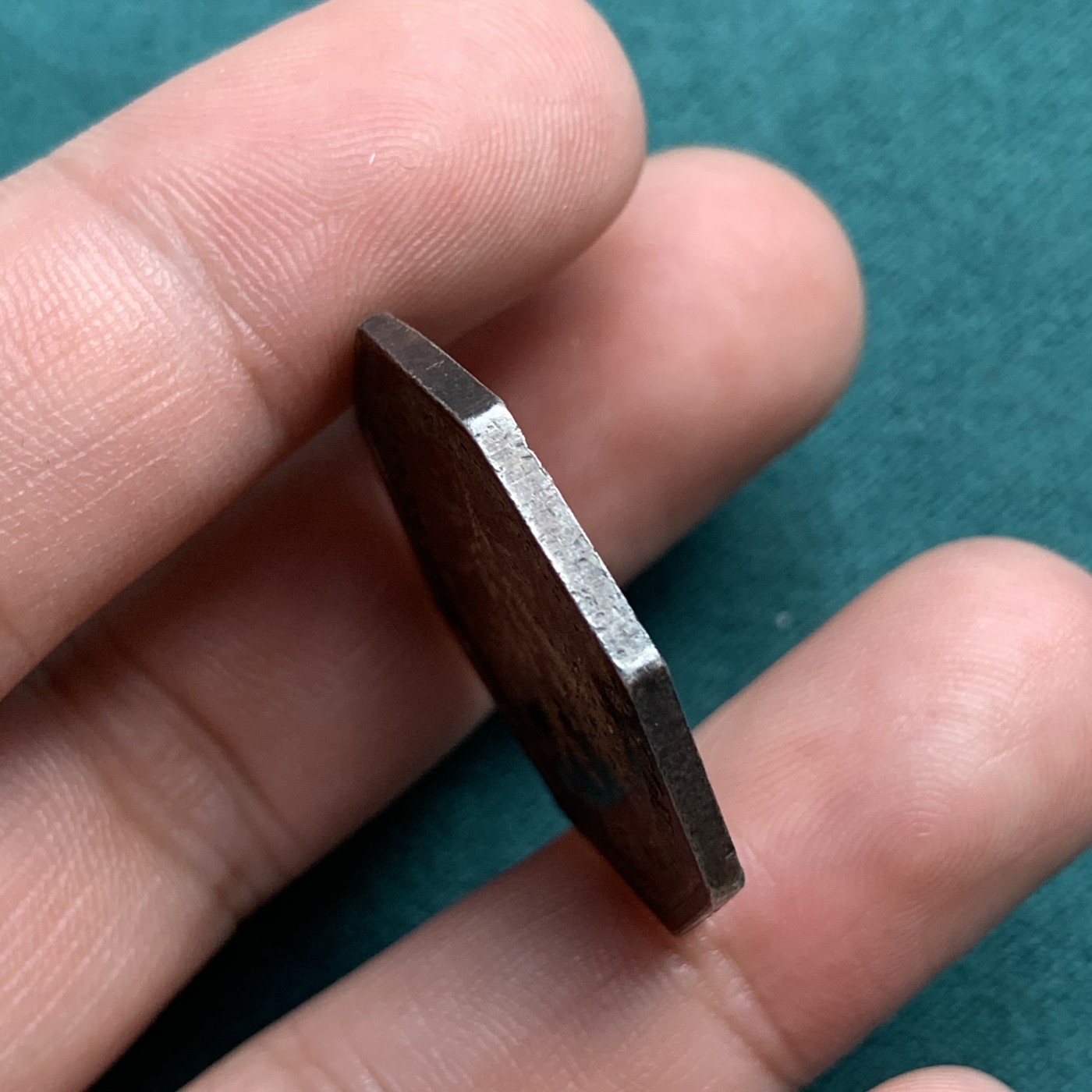 《竞宝斋》八角代币+章牌专场！第182场-周日，周一，周二 3场 (全场包邮) 法国卡尔卡松商会八角银质代币，10.12g，29.3mm，早期无边铭，五彩包浆，少见品种