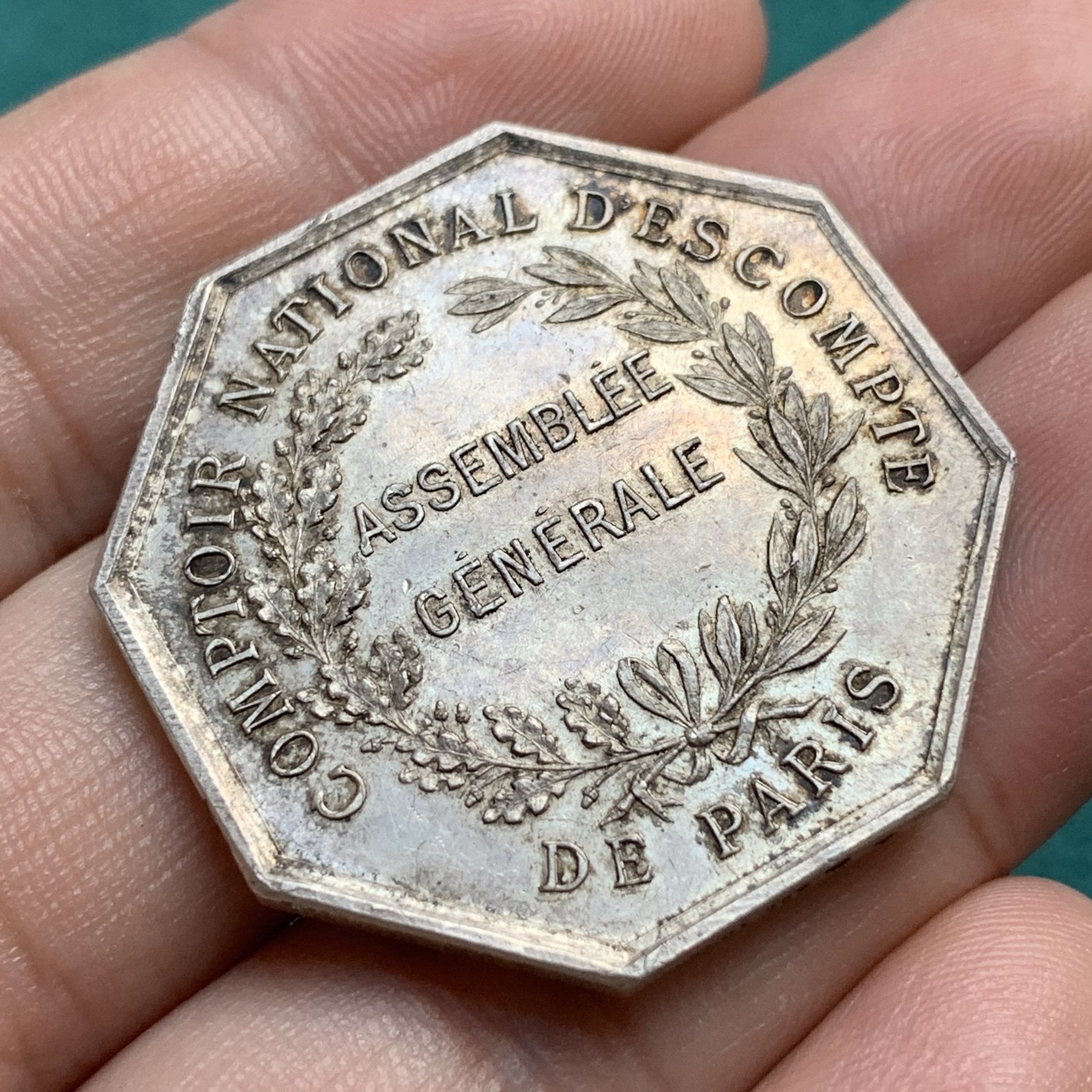 《竞宝斋》八角代币+章牌专场！第182场-周日，周一，周二 3场 (全场包邮) 法国巴黎贴现银行 八角银质代币，对边34.6mm，19.45g 菱形+950银标，金黄包浆