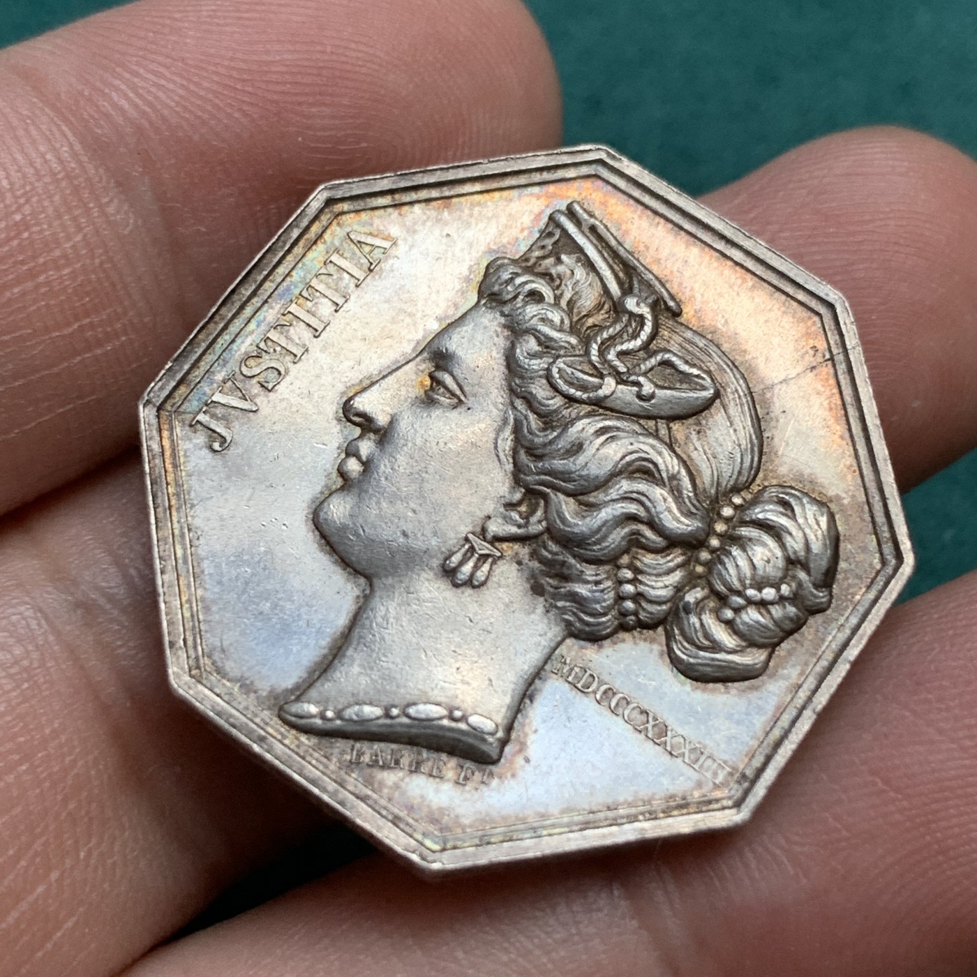 《竞宝斋》八角代币+章牌专场！第182场-周日，周一，周二 3场 (全场包邮) 少见的法国特鲁瓦地区公证人八角银质代币，13.74g，30.5mm，手指边铭，黄油彩