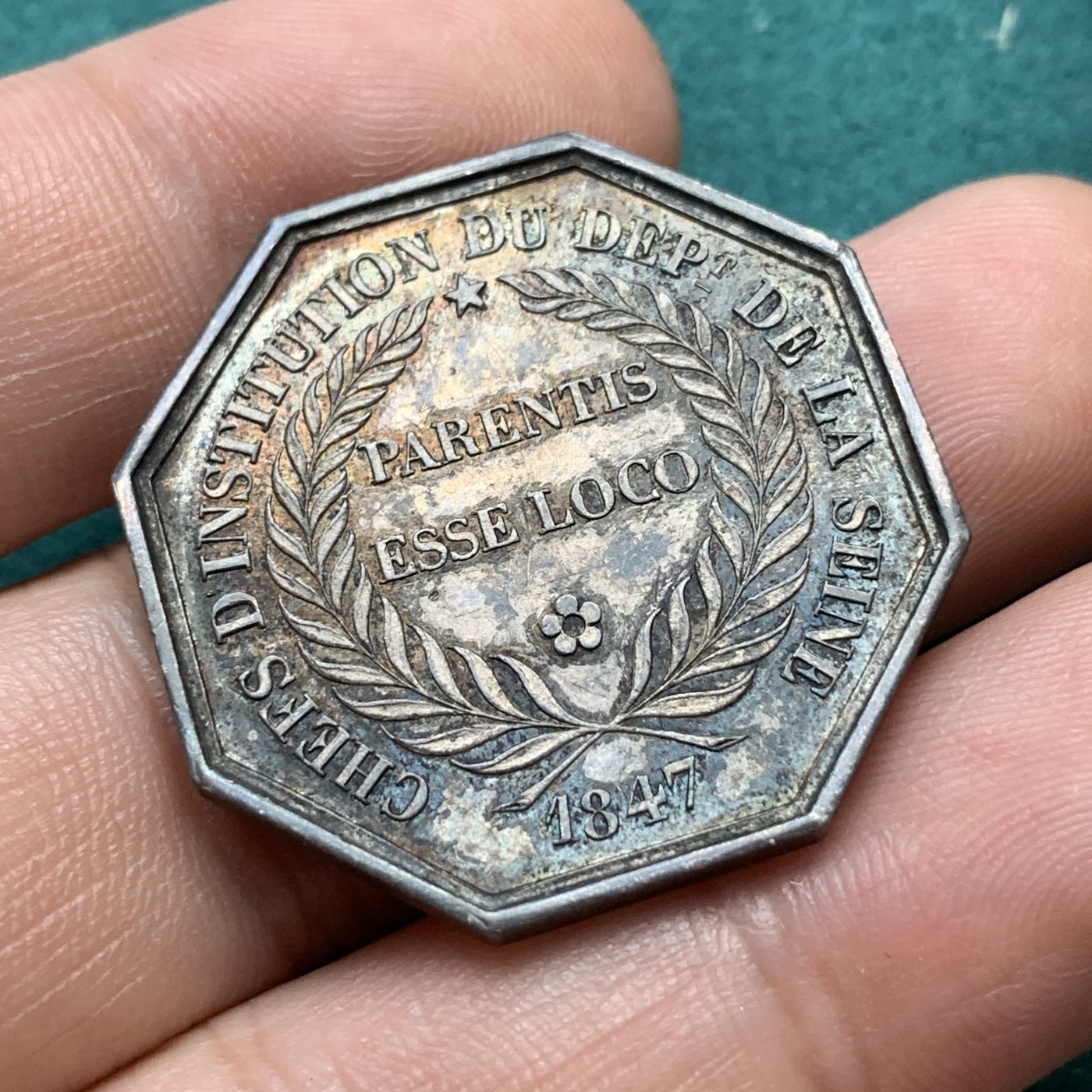 《竞宝斋》八角代币+章牌专场！第182场-周日，周一，周二 3场 (全场包邮) 法国1847年塞纳河系教学负责人八角银质代币 正面是查理大帝，手指铭标 15.09g，31mm