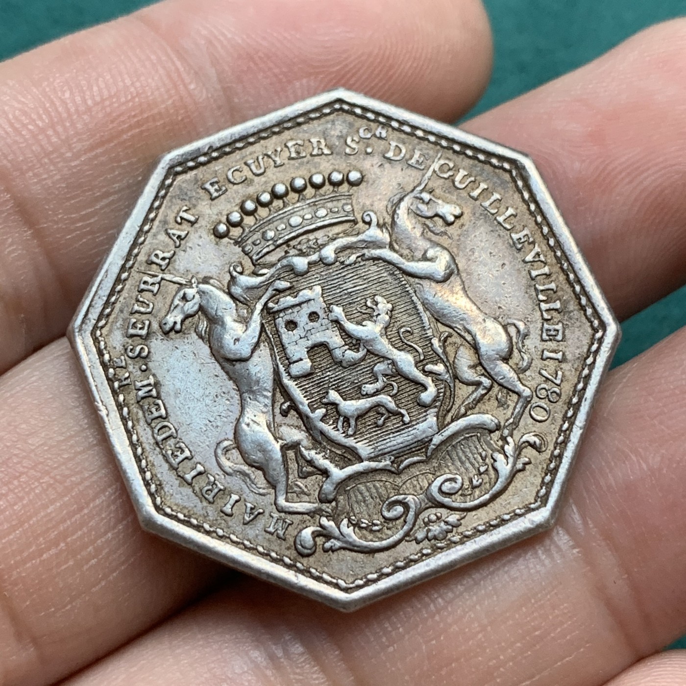 《竞宝斋》八角代币+章牌专场！第182场-周日，周一，周二 3场 (全场包邮) 法国1780年奥尔良市政厅 JETON银质八角代币，带有奥尔良双独角兽标志的纹章和英雄人物戎装的圣女贞德，13.75g，32.6mm，无边铭，典型的18世纪早期风格