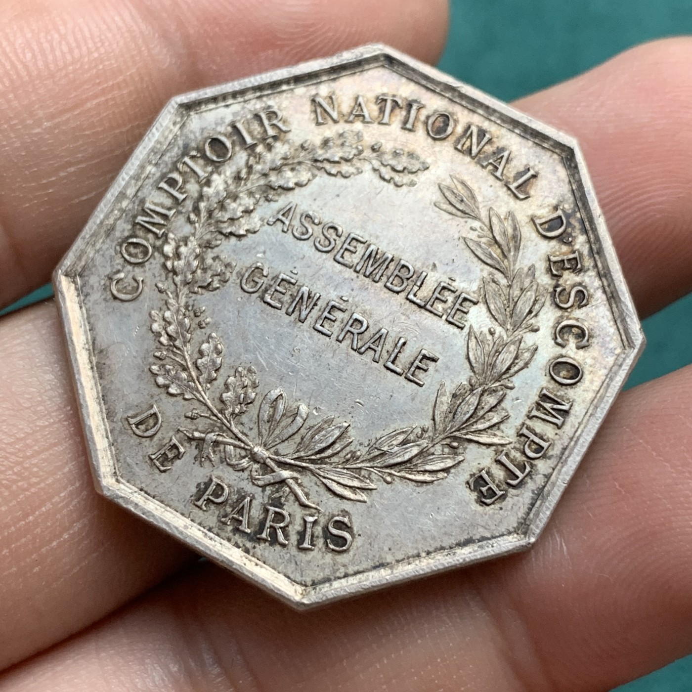 《竞宝斋》八角代币+章牌专场！第182场-周日，周一，周二 3场 (全场包邮) 法国巴黎贴现银行 八角银质代币，对边34.6mm，19.45g 菱形+950银标，金黄包浆