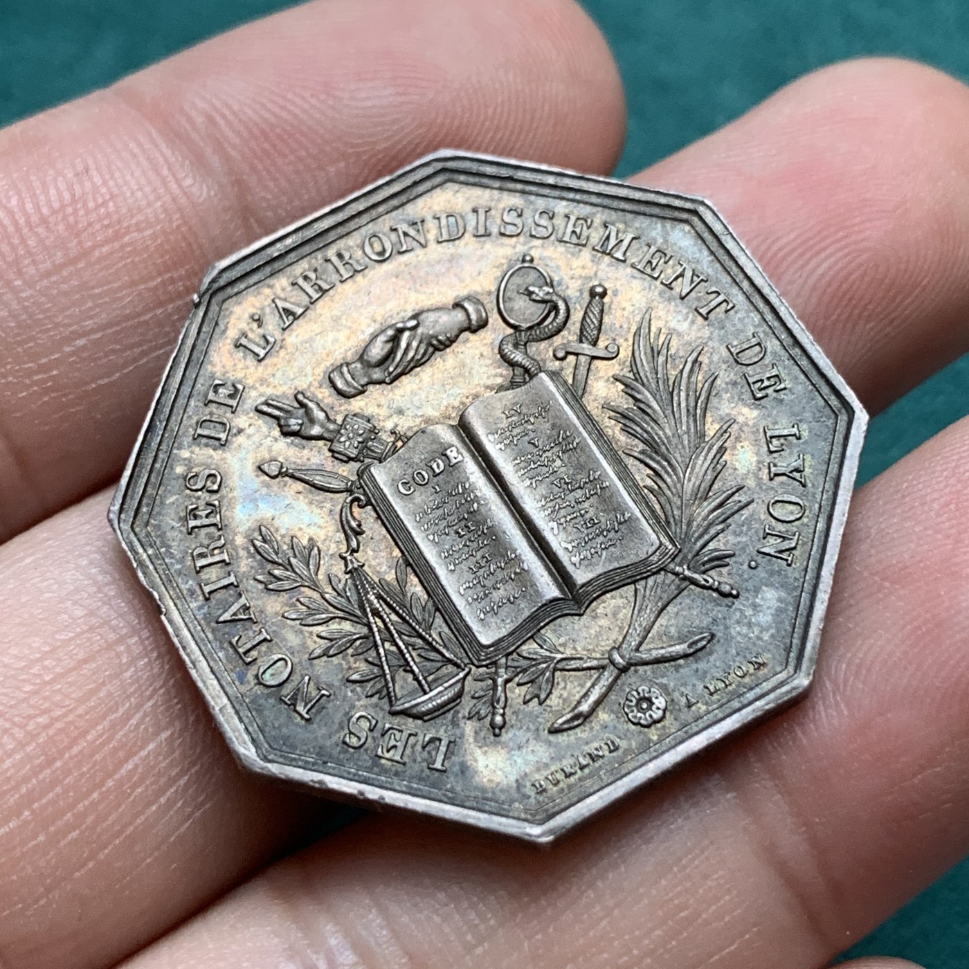 《竞宝斋》八角代币+章牌专场！第182场-周日，周一，周二 3场 (全场包邮) 法国八角银质代币，里昂公证人，14.66g，32.5mm，手指边铭